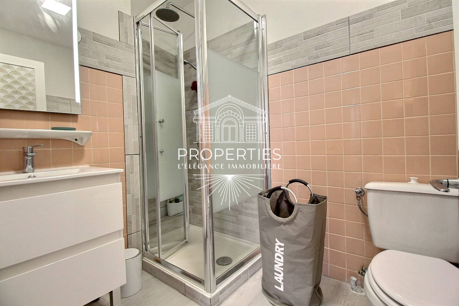 A vendre au Lavandou, rare studio rénové offrant balcon Ouest, climatisation, ascenseur et situation centrale proche de toutes commodités.