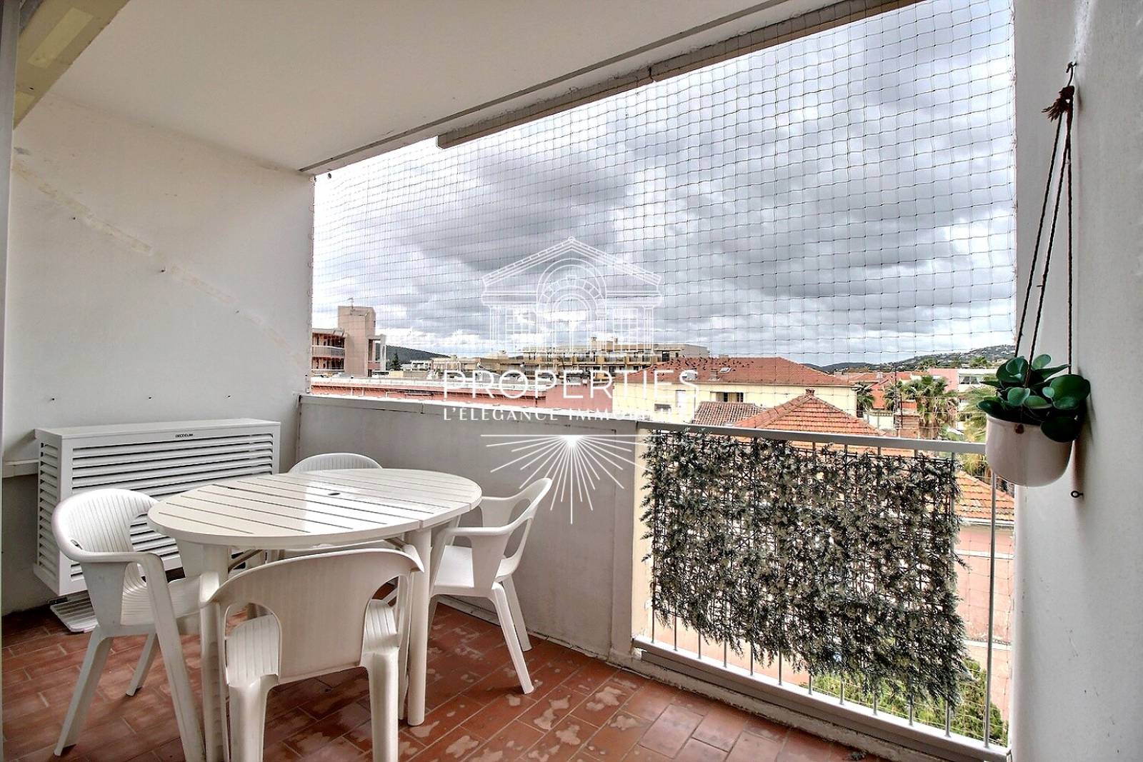 A vendre au Lavandou, studio entièrement rénové en résidence gardiennée avec balcon, idéal pied-à-terre proche mer et commerces.