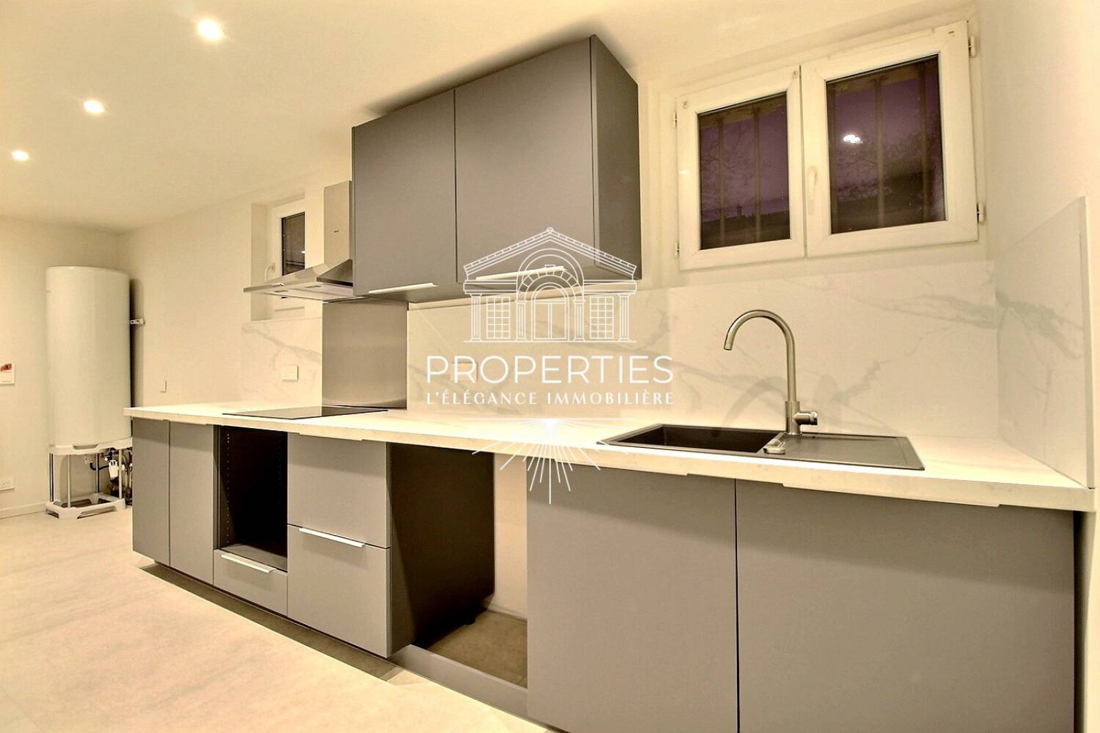 A vendre à Bormes-les-Mimosas, magnifique rez-de-jardin T5 neuf, idéal famille, proche commerces, avec extérieur privatif et place de parking.