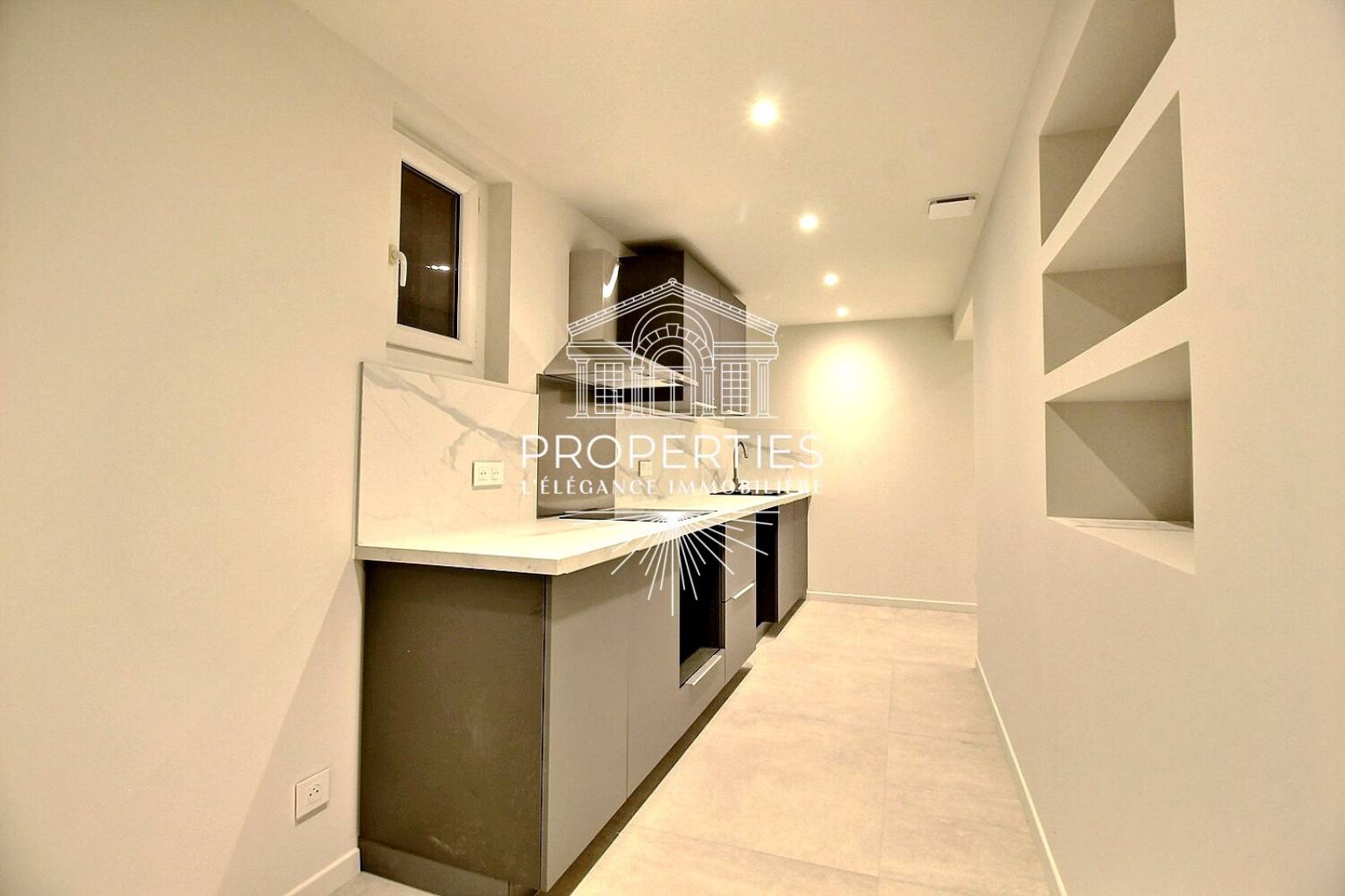 A vendre à Bormes-les-Mimosas, très bel appartement T5 neuf au calme, avec cour d’environ 15 m² et stationnement juste devant.