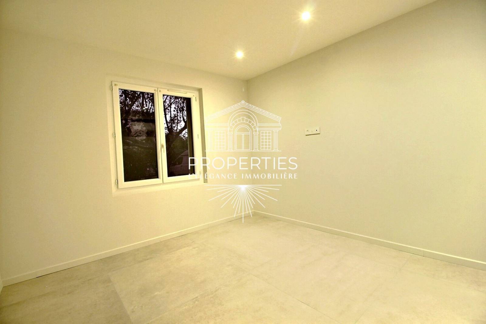 A vendre à Bormes-les-Mimosas, superbe rez-de-jardin T5 neuf avec cour privative, vaste séjour lumineux et stationnement inclus.