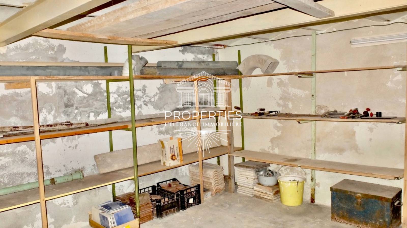 À VENDRE murs commerciaux libres de 54 m² avec forte visibilité dans le centre de Hyères