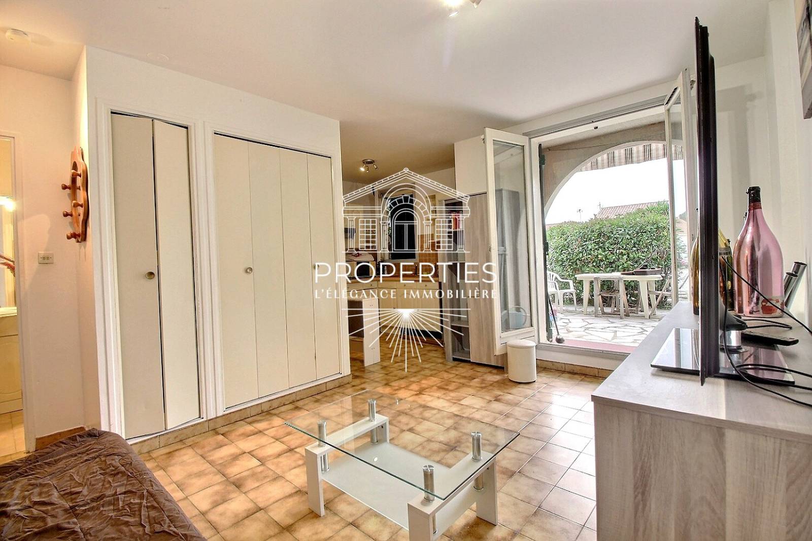 NOUVEAUTÉ – La Londe-les-Maures – Studio avec cuisine équipée et aménagée