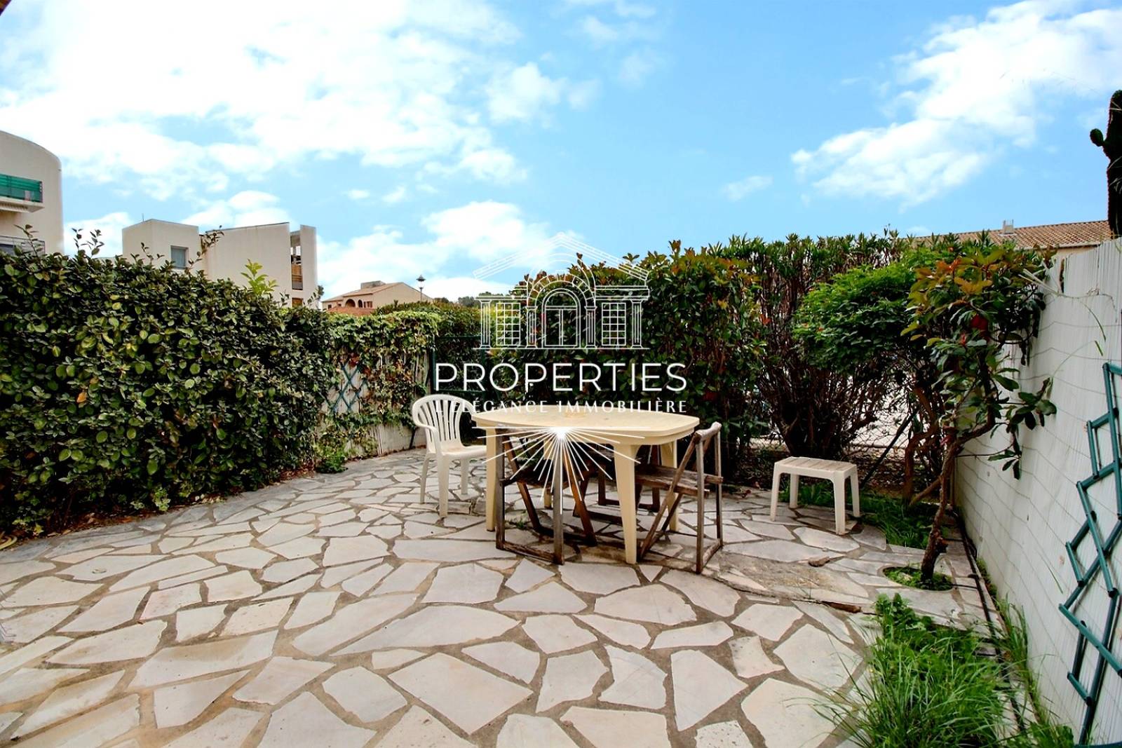 Vente studio à La Londe-les-Maures, emplacement centre-ville avec jardin privatif sans vis-à-vis