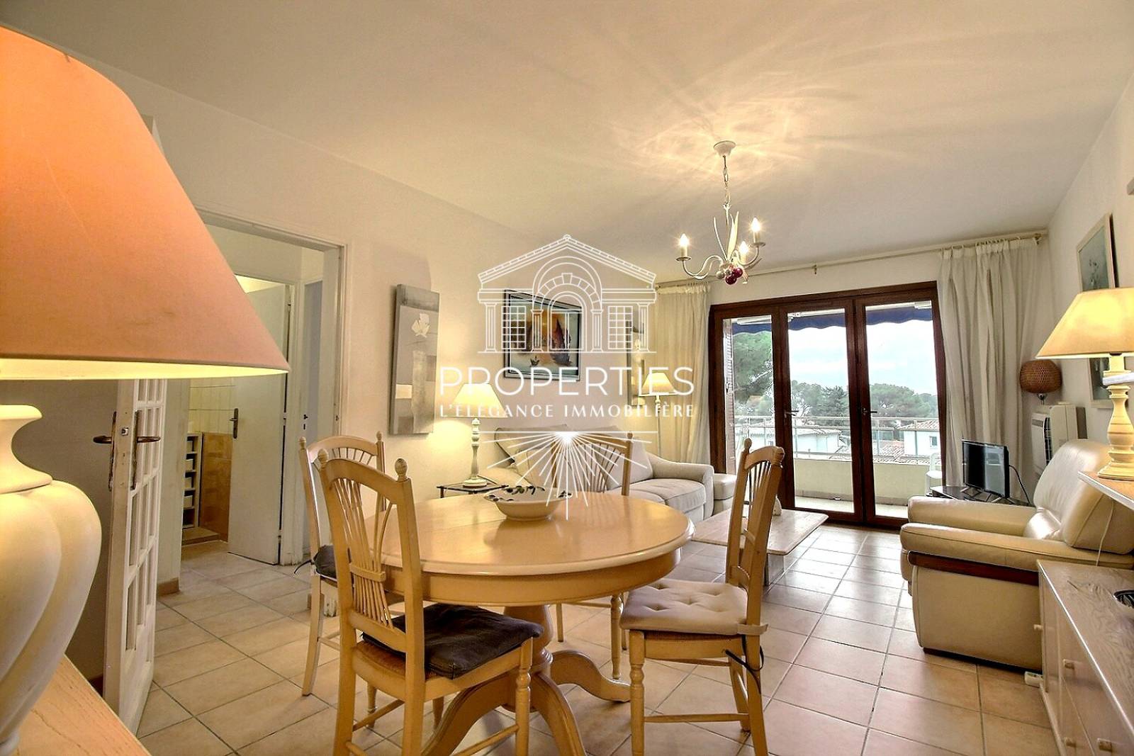 À vendre au Le Lavandou T3 traversant avec terrasse plein sud dans résidence avec piscines proche plages