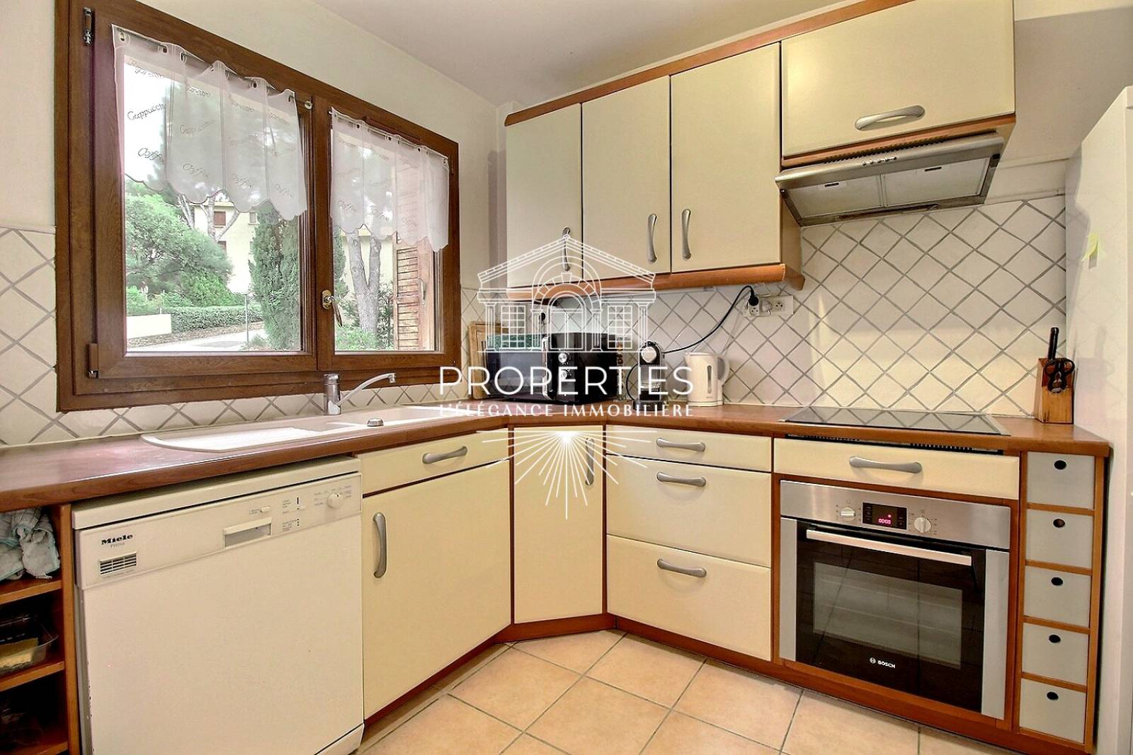 À vendre au Le Lavandou appartement T3 lumineux avec terrasse dans résidence prisée en pleine pinède