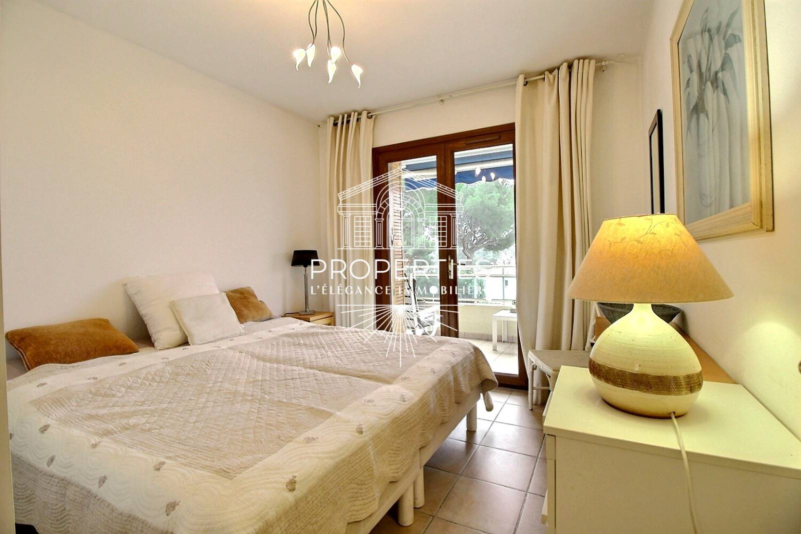 À vendre au Le Lavandou T3 avec deux chambres terrasse et accès piscines dans environnement verdoyant