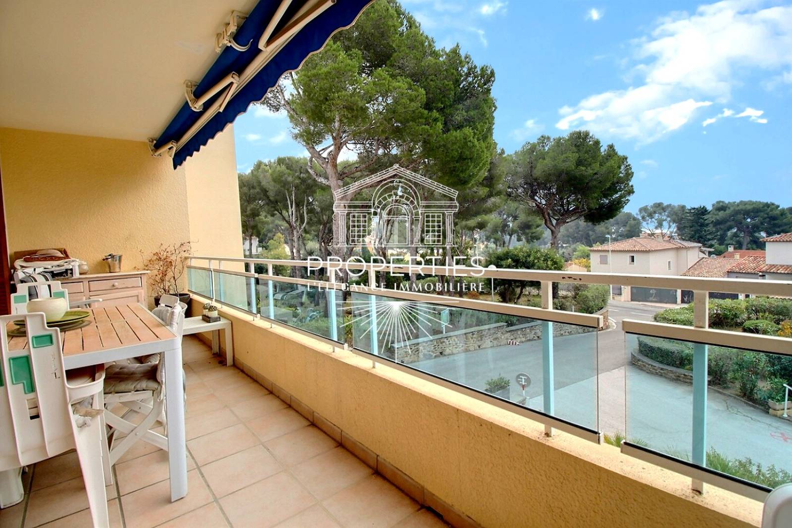 À vendre au Le Lavandou T3 avec séjour lumineux terrasse et résidence avec piscines et espaces de loisirs