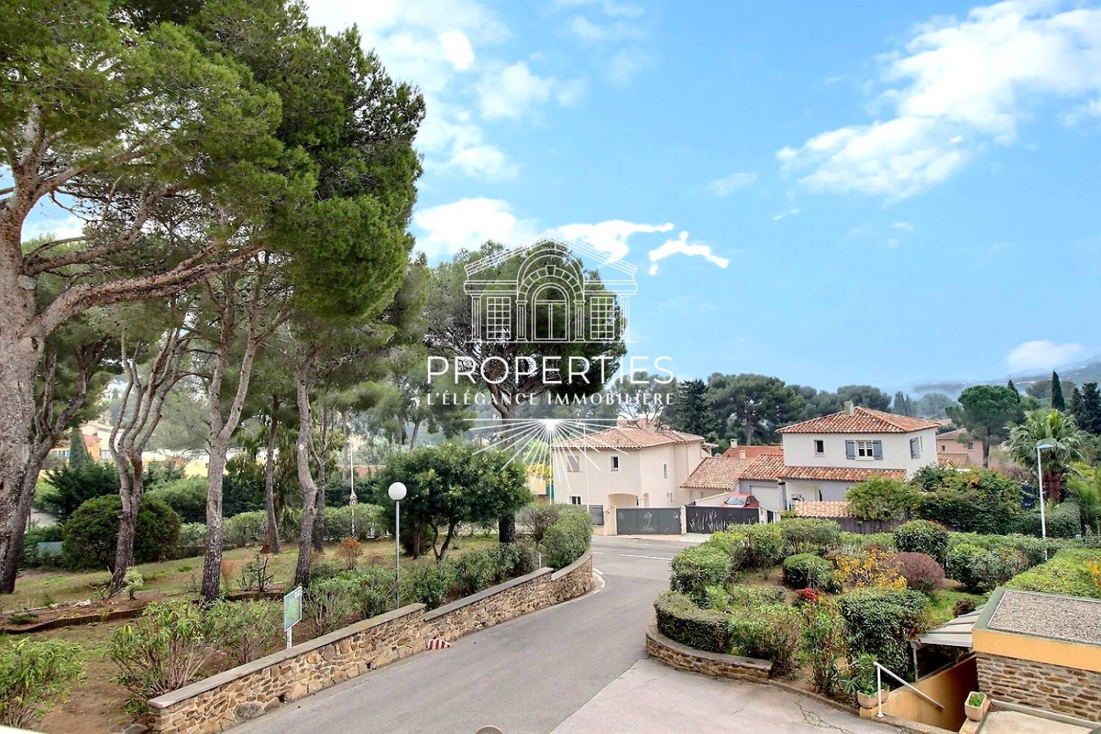 À vendre au Le Lavandou T3 avec terrasse et prestations de résidence incluant piscine et boulodrome