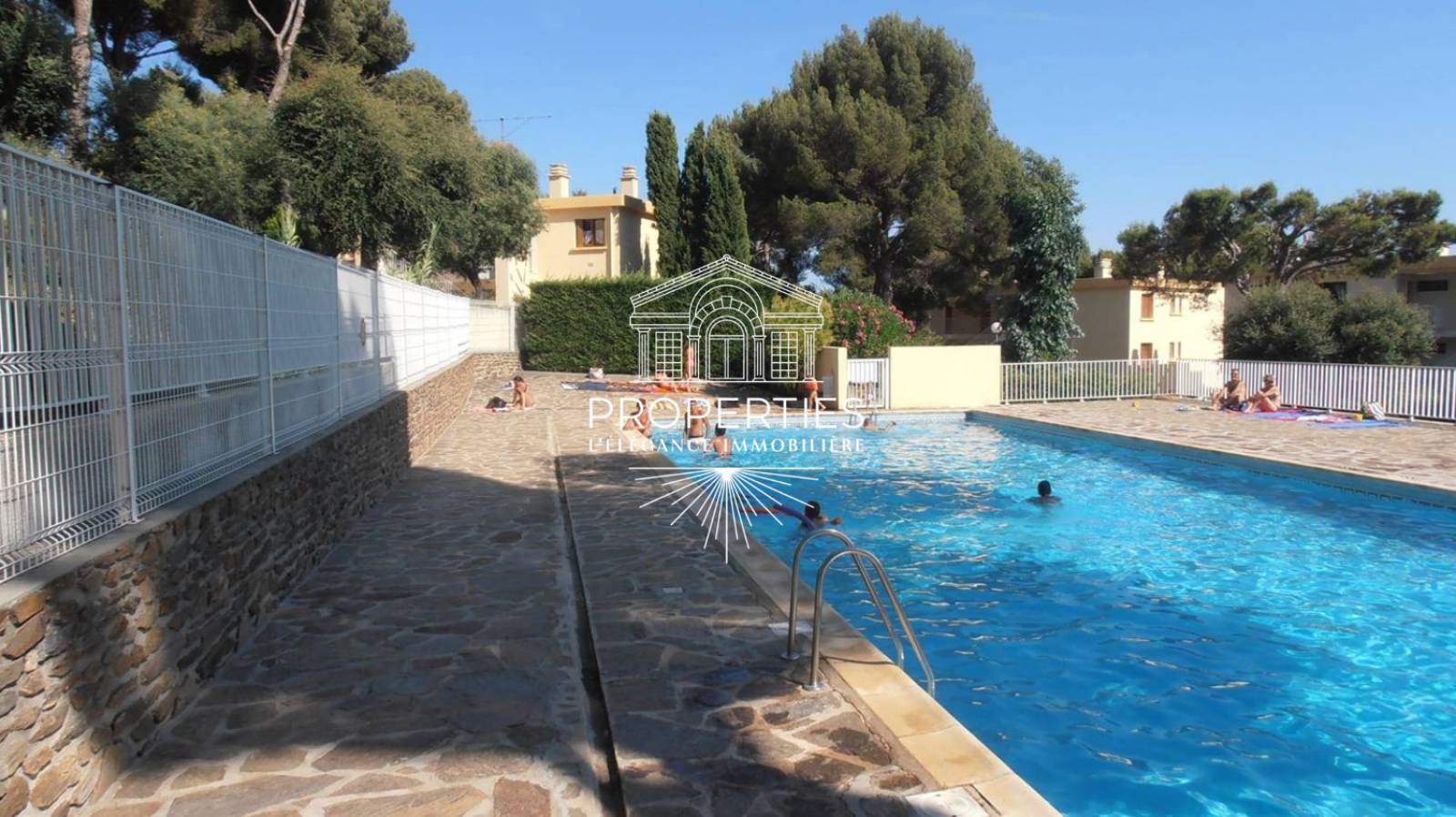À vendre au Le Lavandou appartement avec terrasse plein sud et accès plage à pied dans résidence recherchée