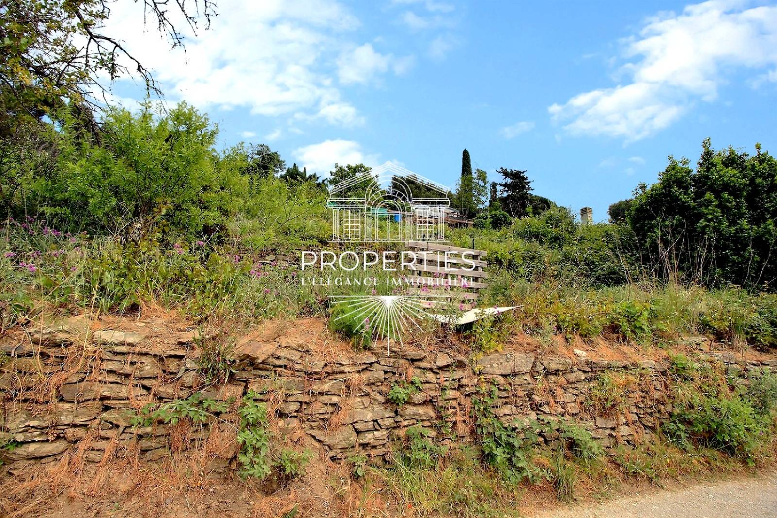 À vendre à Bormes-les-Mimosas terrain constructible de 875 m² au calme avec exposition ouest proche de toutes commodités