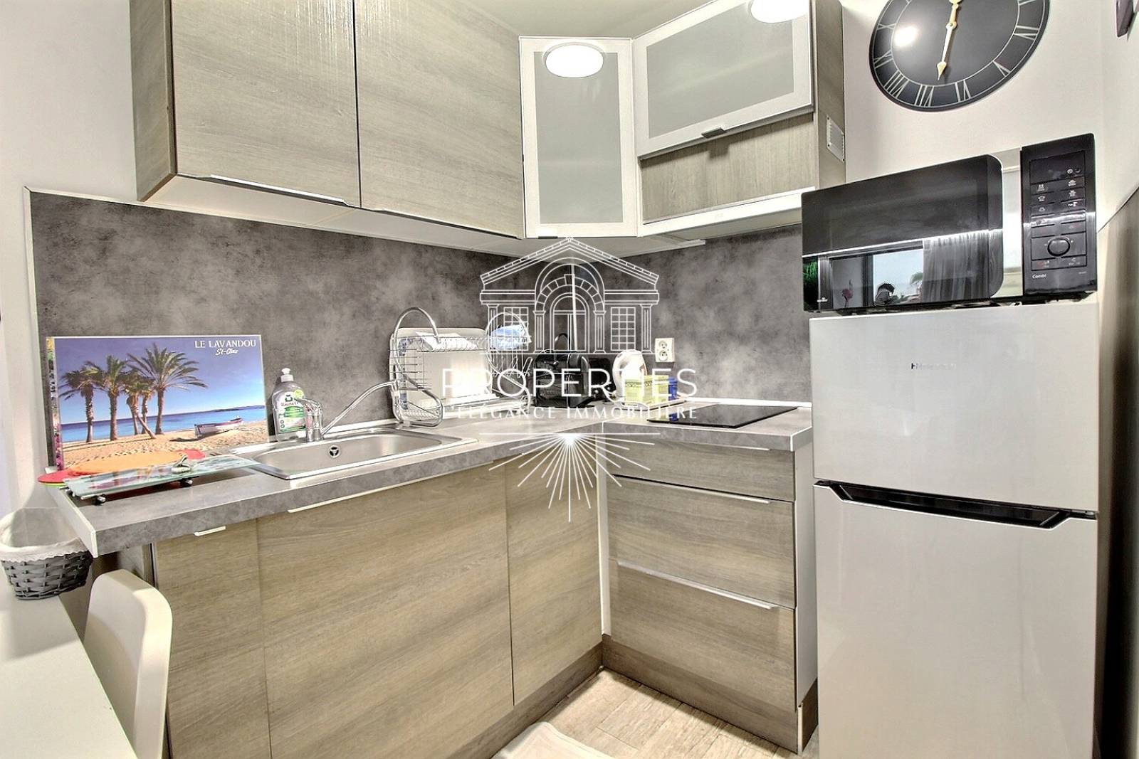 À VENDRE Le Lavandou centre, studio lumineux avec cuisine équipée et loggia dans résidence recherchée