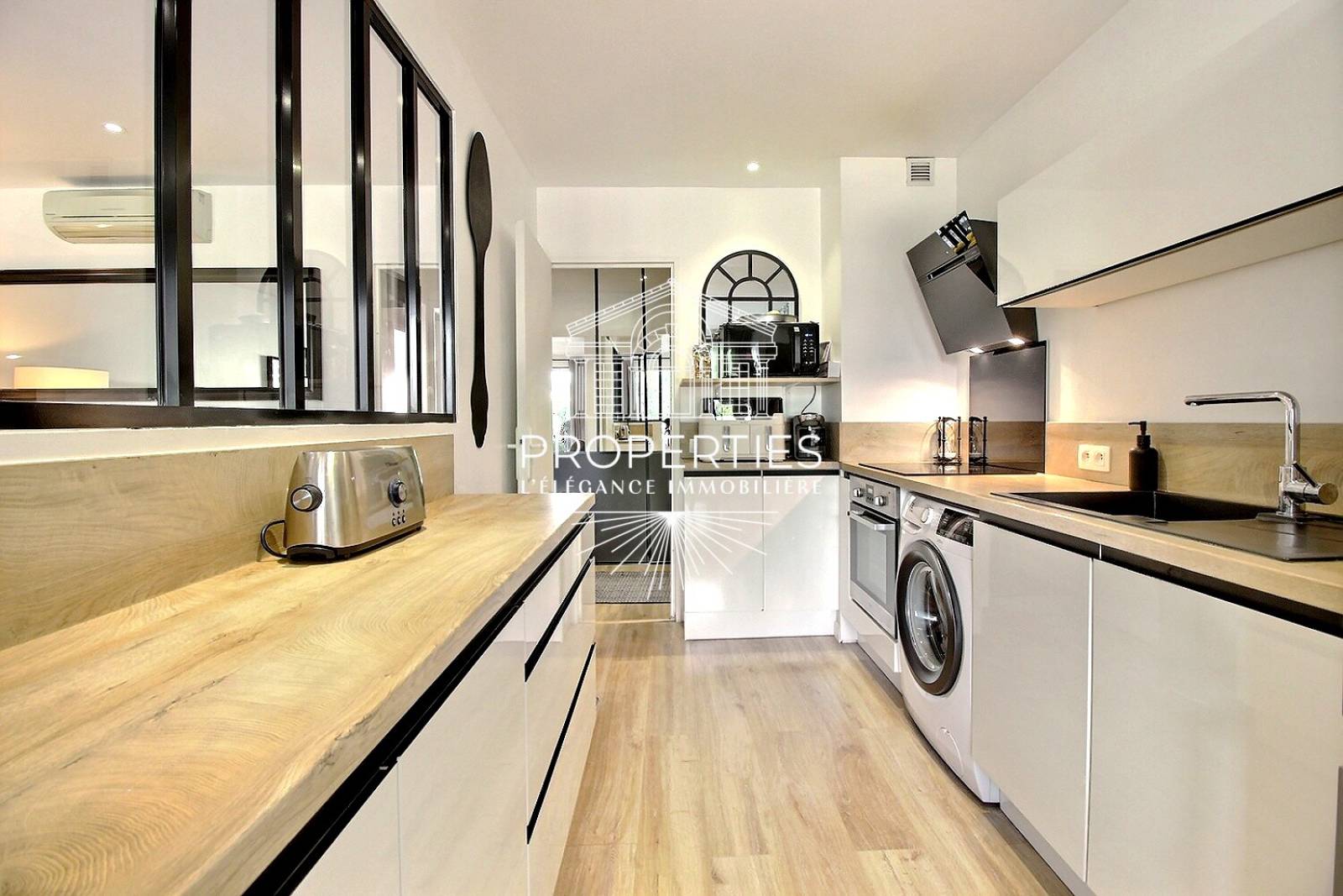 À vendre au Lavandou, appartement rénové avec grand séjour, cuisine ouverte et terrasse en résidence sécurisée