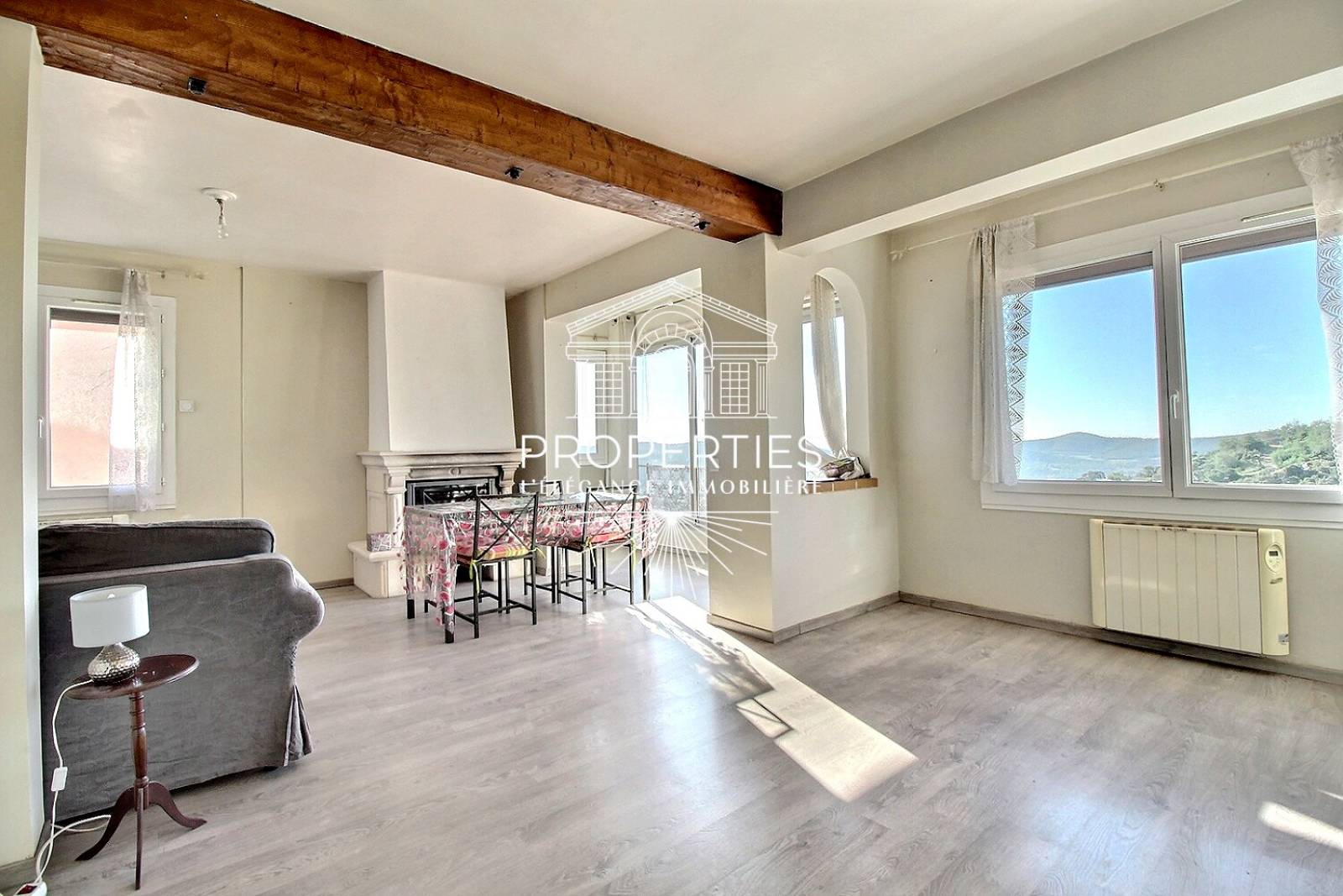 À vendre rare T4 en duplex de 120 m² situé dans une rue calme de Bormes-les-Mimosas