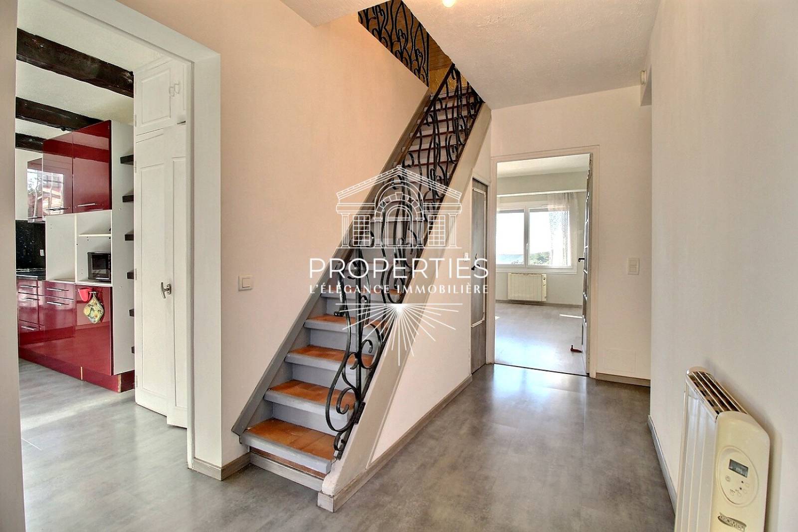 À vendre appartement lumineux avec combles aménagés et terrasse au cœur de Bormes Village