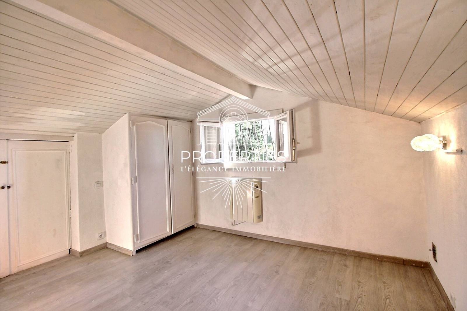 À vendre appartement de caractère en duplex avec beaux volumes et terrasse privative à Bormes Village
