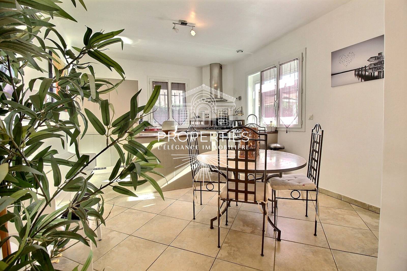 À VENDRE maison de plain-pied avec deux suites parentales et jardin à La Londe-les-Maures