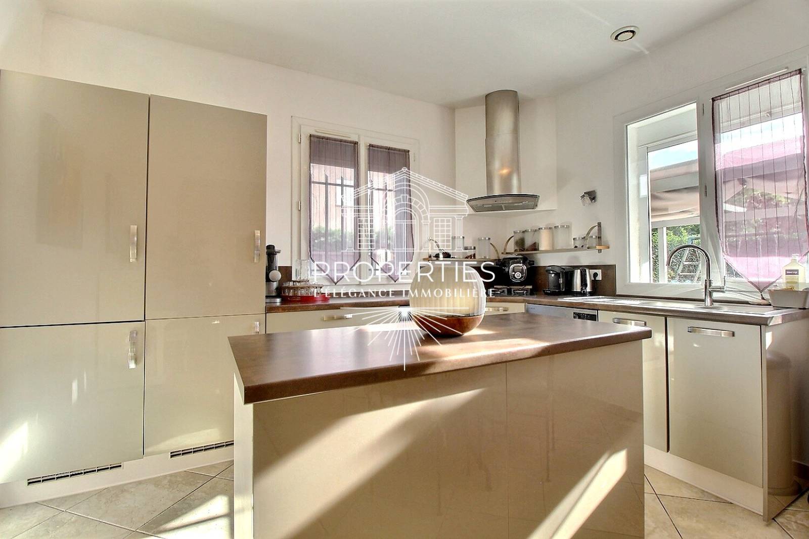 À VENDRE charmante maison familiale au calme proche centre-ville et plages à La Londe-les-Maures