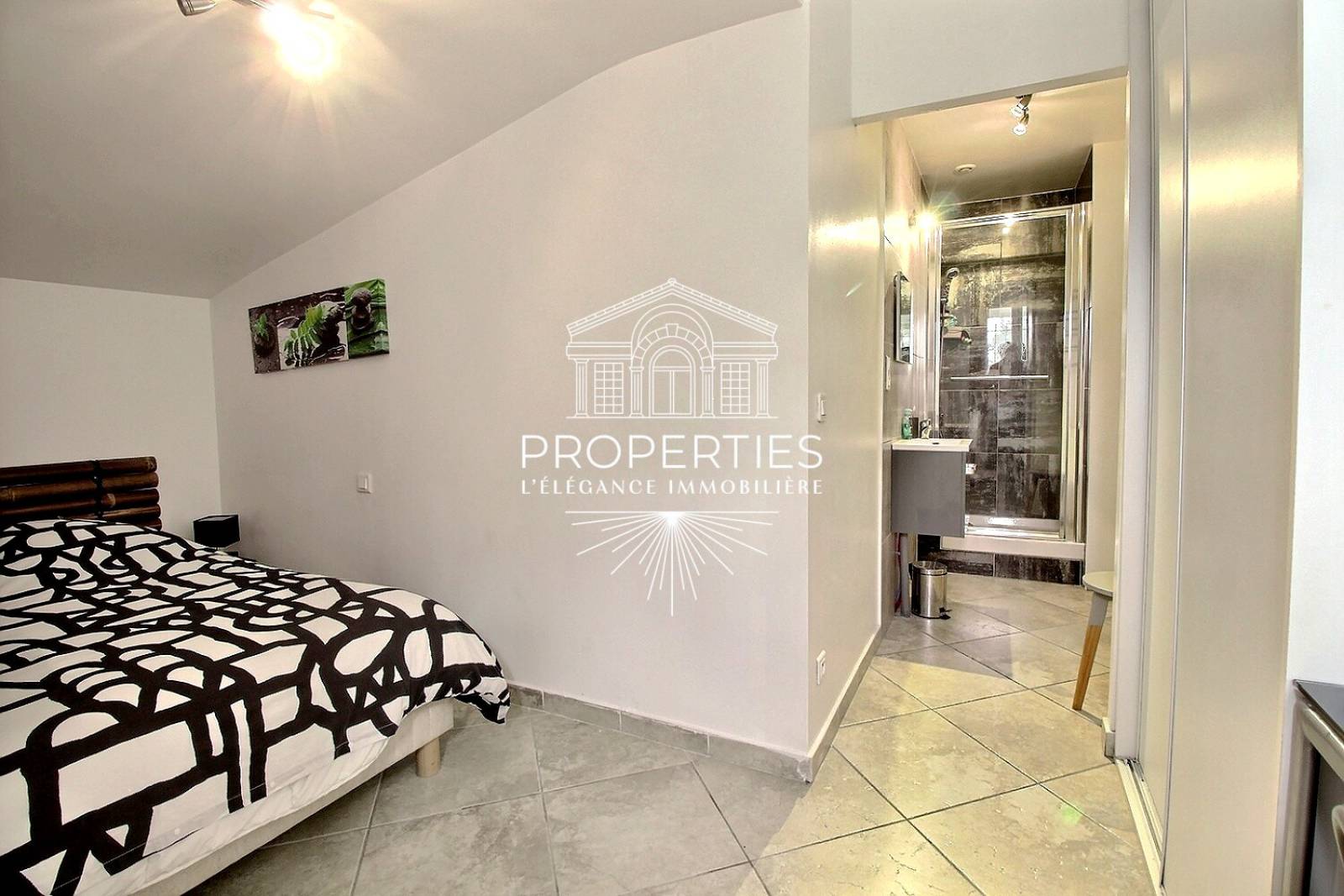 À VENDRE maison fonctionnelle avec dépendance et espaces extérieurs à proximité immédiate du centre