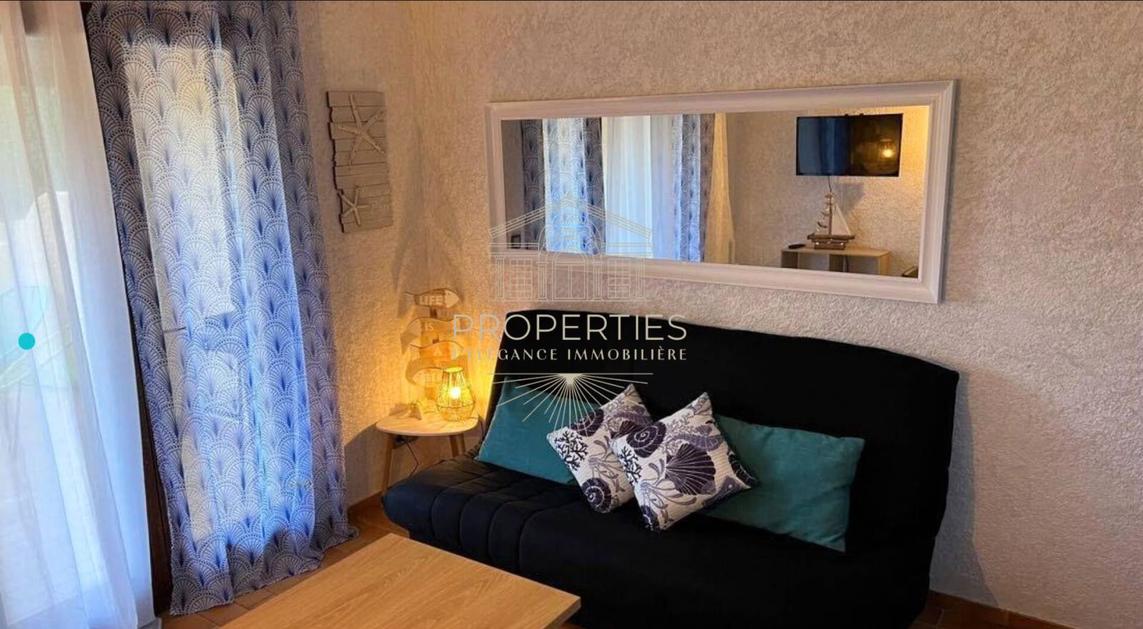 À vendre au Le Lavandou studio en rez-de-chaussée avec terrasse et environnement calme en résidence fermée