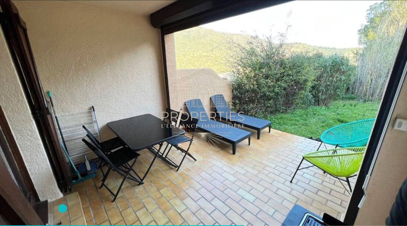 À vendre au Le Lavandou opportunité studio avec terrasse ensoleillée et parking dans résidence calme