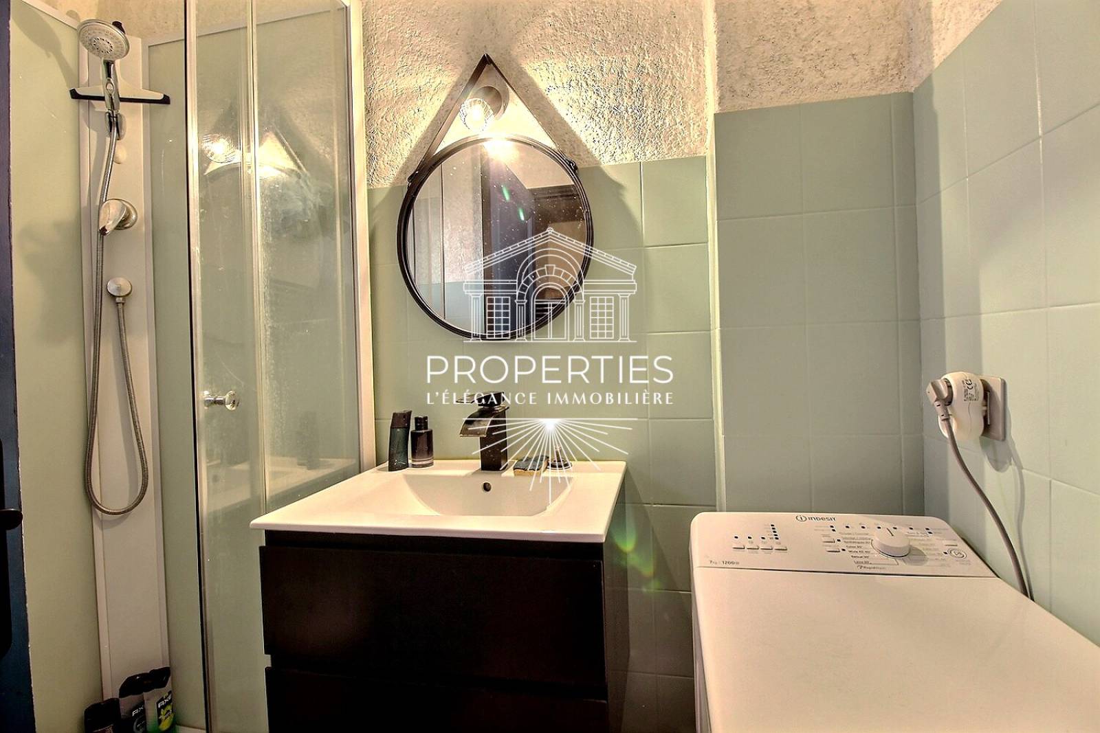 À vendre studio au calme absolu avec terrasse exposée Est dans secteur recherché de Bormes-les-Mimosas