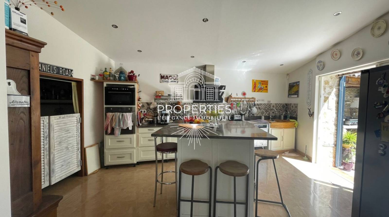 À vendre à Carnoules propriété avec vaste pièce de vie et prestations extérieures de qualité