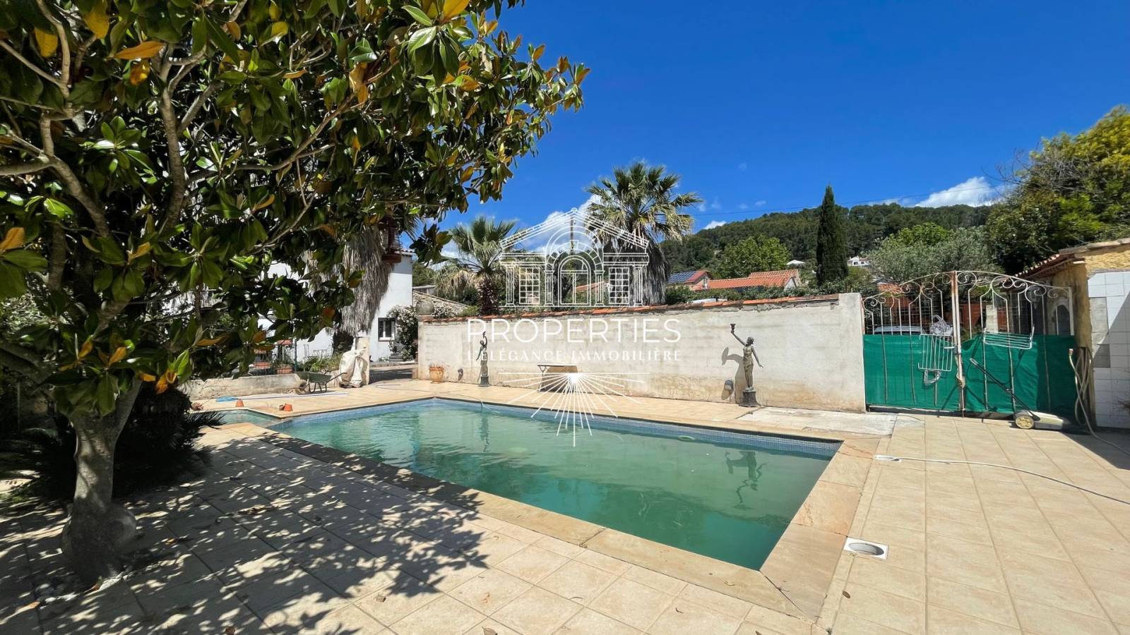 À vendre à Carnoules maison avec piscine jacuzzi et possibilité de division parcellaire