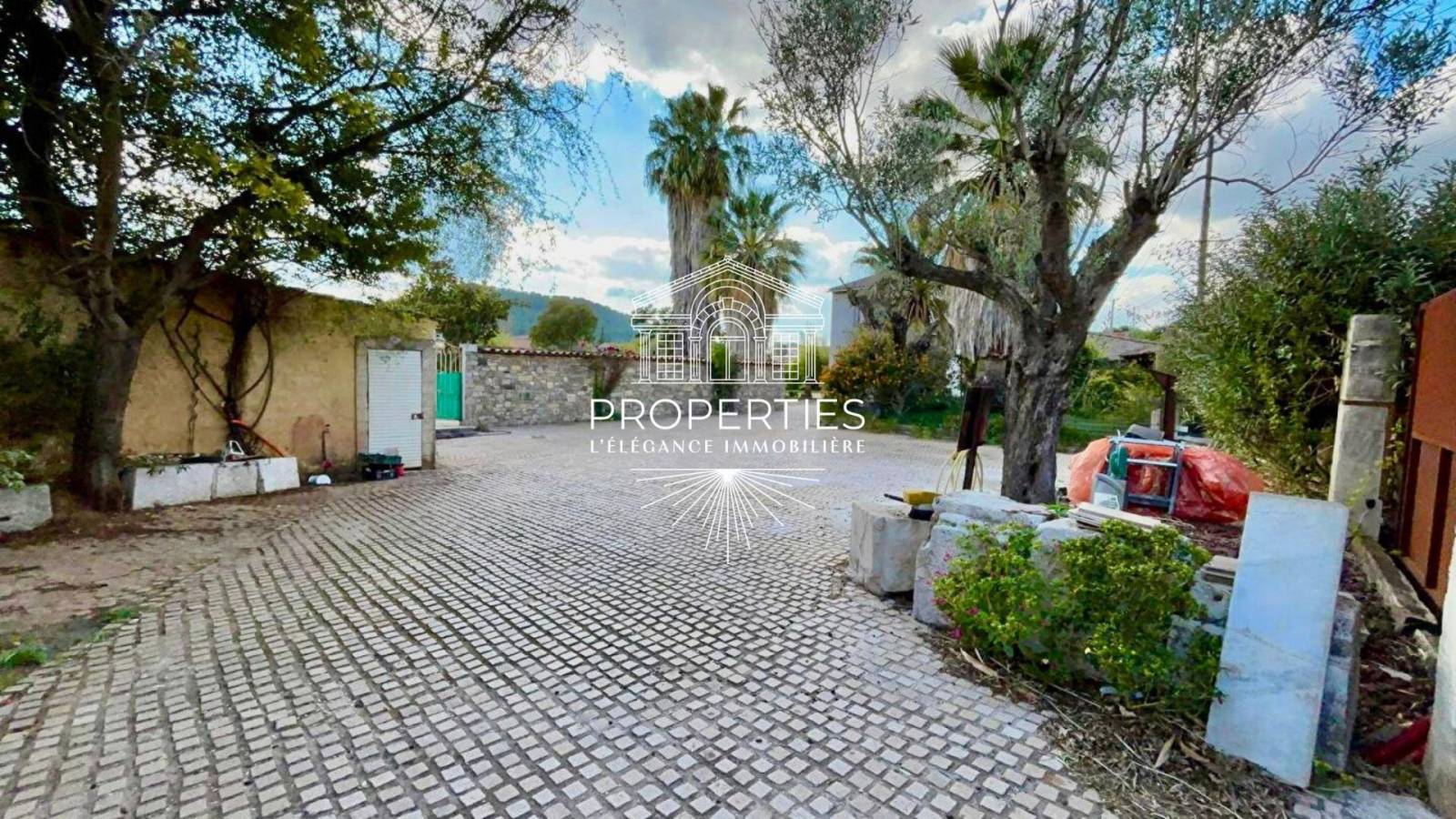 À VENDRE propriété d’exception avec piscine, jacuzzi et dépendance idéale projet locatif ou familial