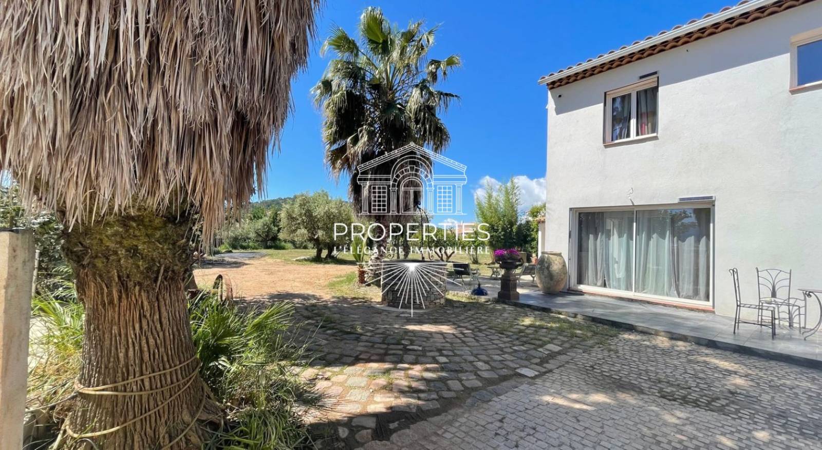 À vendre à Carnoules propriété avec trois chambres terrain plat et environnement calme recherché
