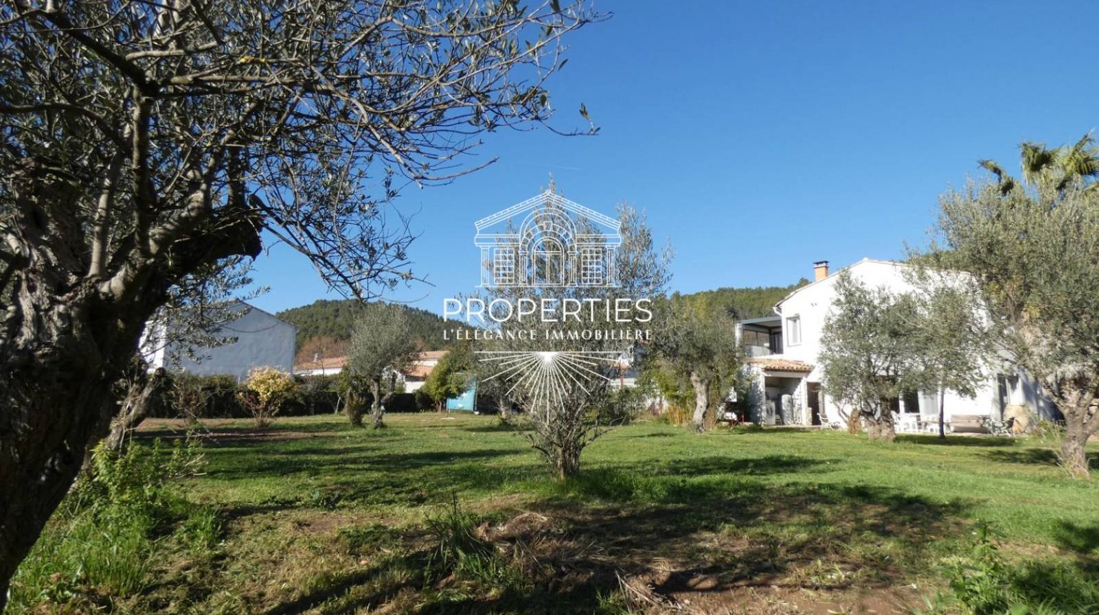 À vendre à Carnoules maison familiale avec piscine garage et cave sur terrain de 907 m²