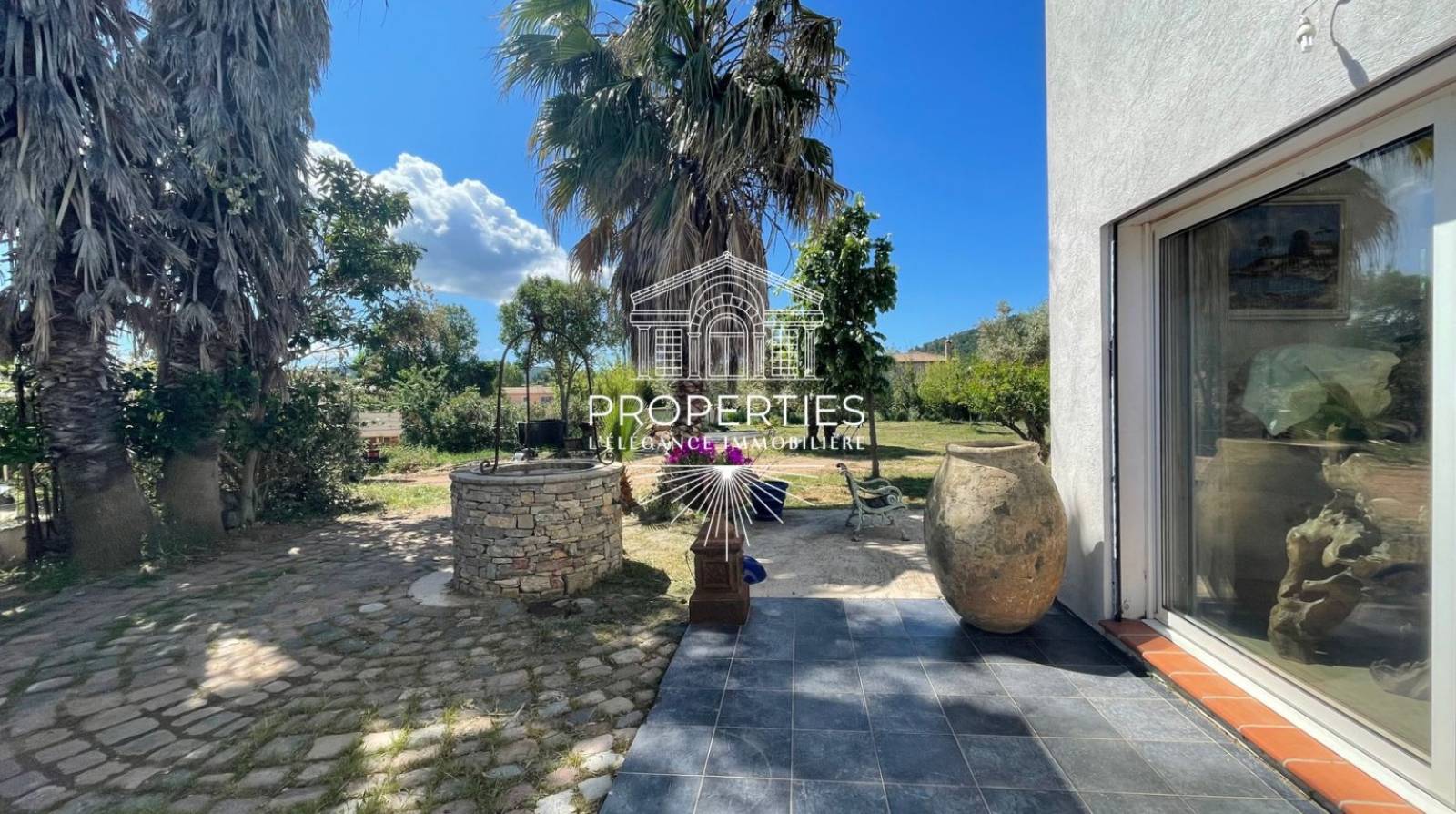 À vendre à Carnoules maison avec pool house et grande terrasse plein sud dans cadre privilégié