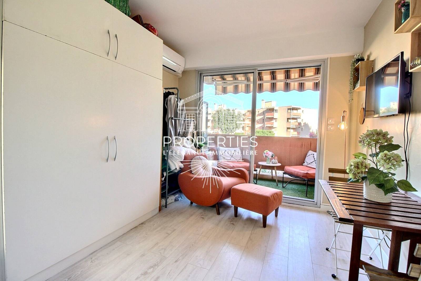 À VENDRE appartement rénové avec terrasse vue piscine, idéal résidence secondaire ou investissement locatif