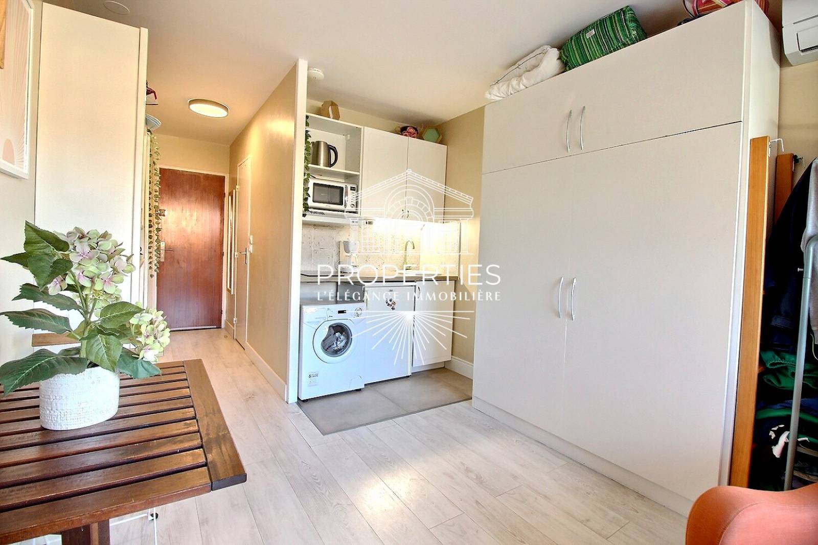 À VENDRE à Bormes-les-Mimosas, studio rénové vendu meublé avec terrasse Sud et accès plage immédiat