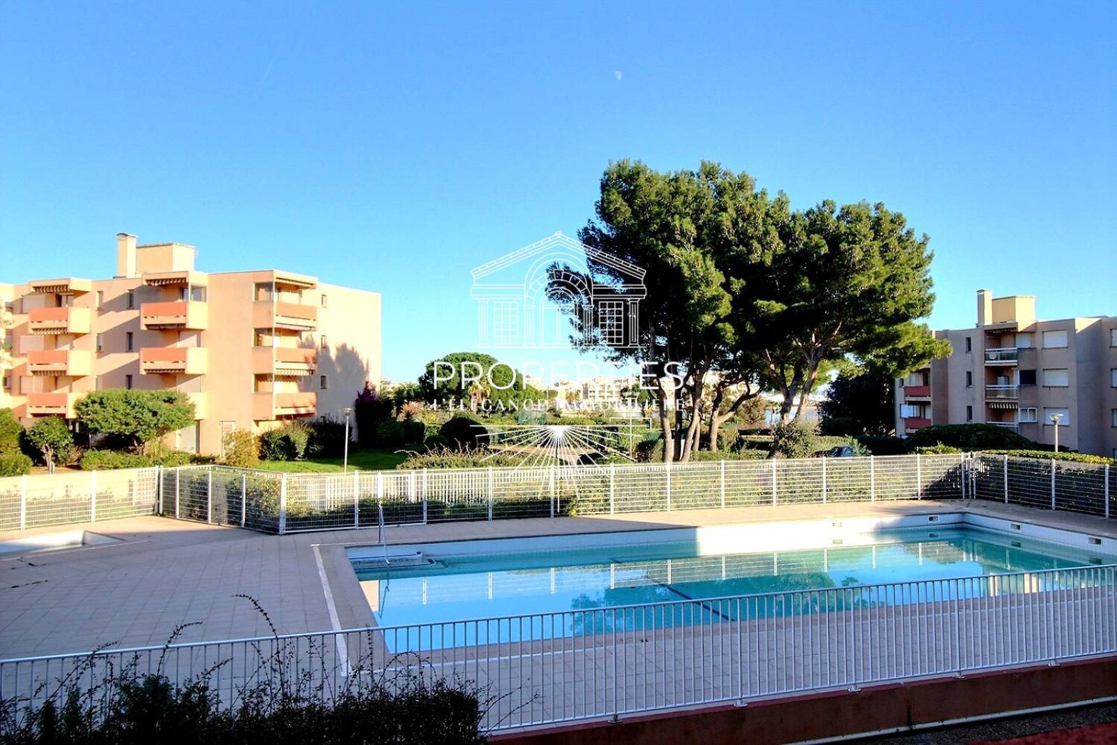 À VENDRE bien rare proche plage, studio meublé au calme avec ascenseur et parking commun
