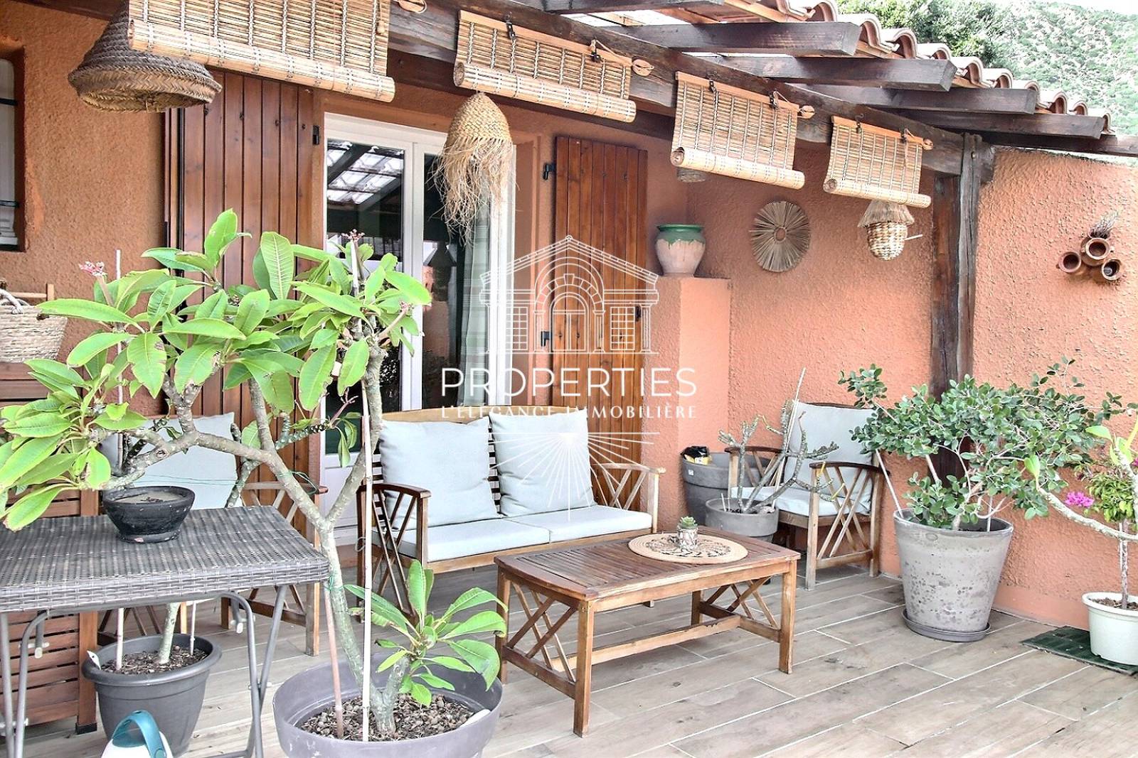 À VENDRE appartement lumineux au Lavandou offrant calme absolu et vue sur la plage de La Fossette