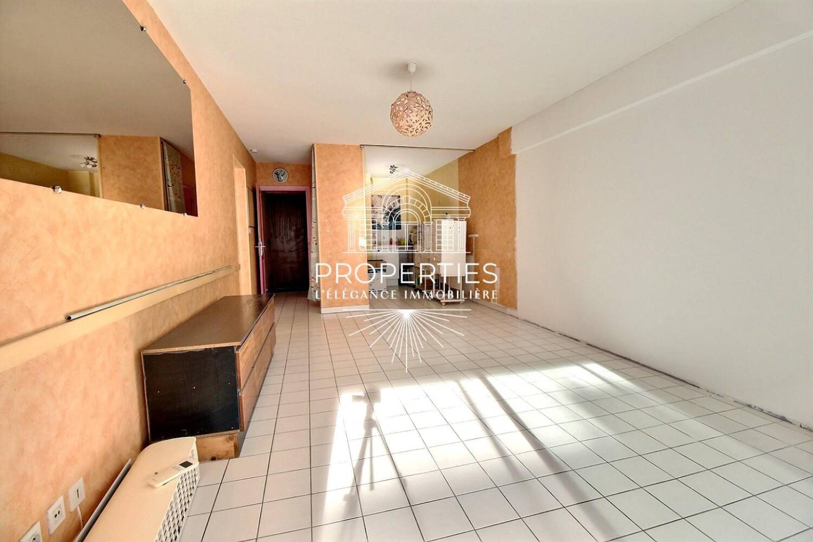 À VENDRE appartement centre-ville à Bormes-les-Mimosas dans petite copropriété sans ascenseur