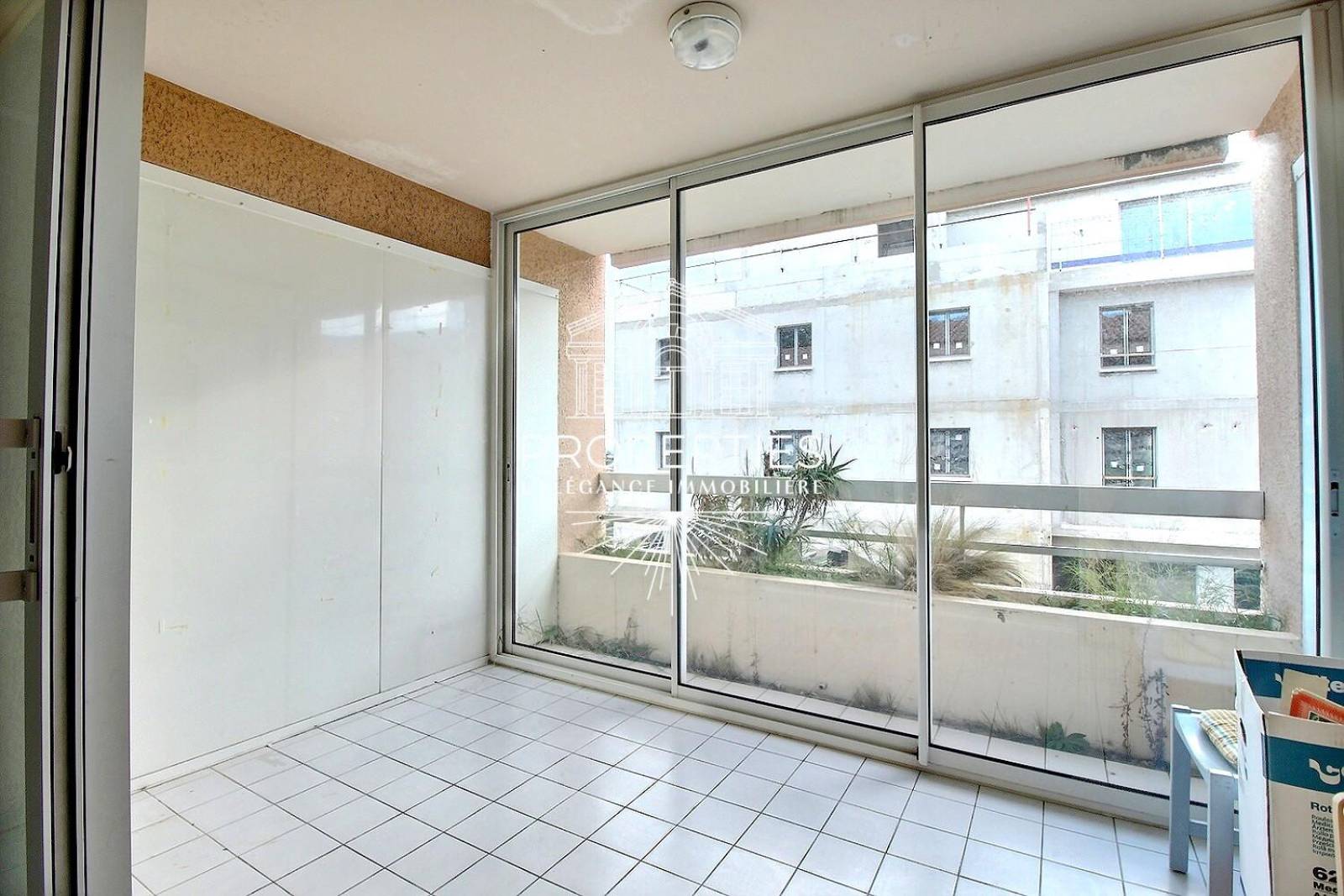 Accessible à l’acquisition : trois pièces de 58 m² lumineux avec fort potentiel au cœur de Bormes-les-Mimosas