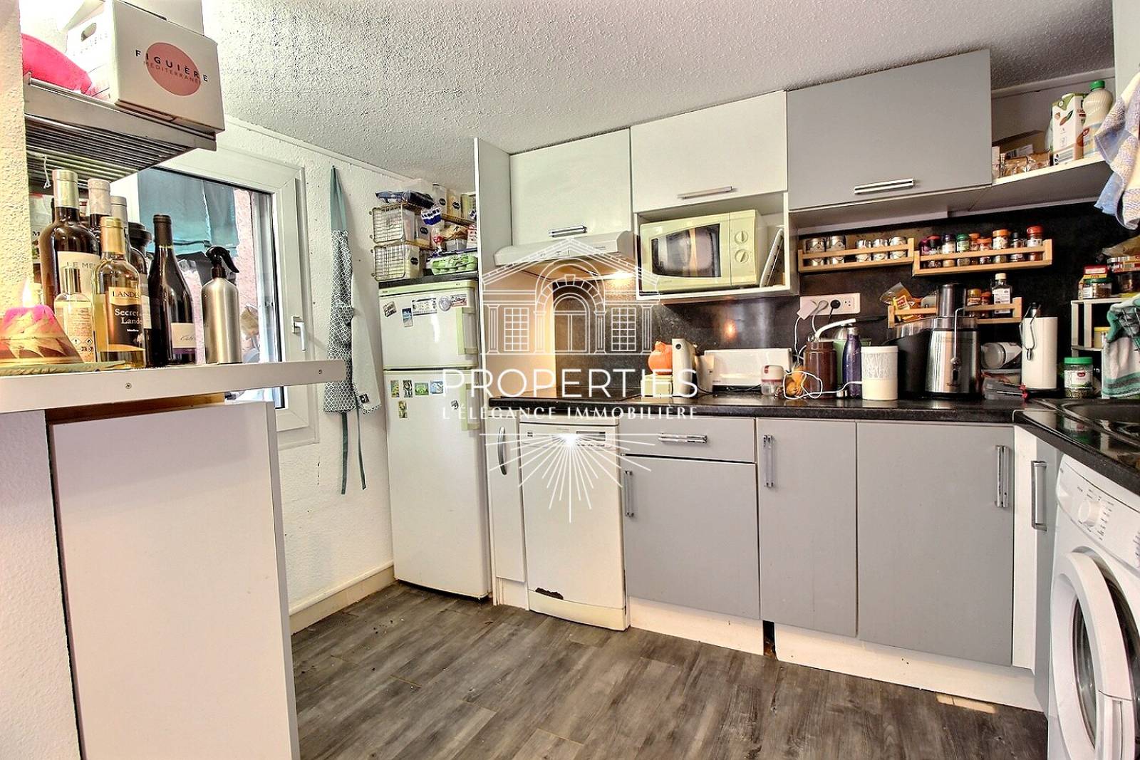 Offert à la vente appartement avec coin nuit et bureau situé sur la plage à La Londe-les-Maures