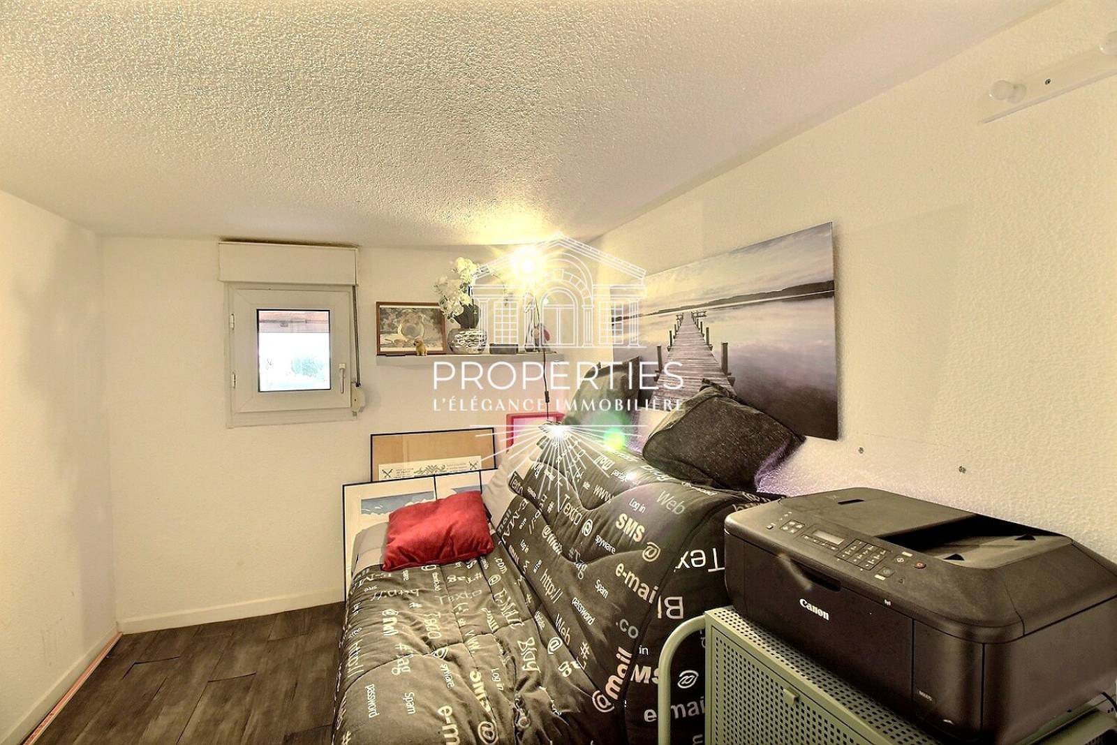 Disponible à la vente appartement avec cuisine équipée et loggia dans résidence fermée à La Londe-les-Maures