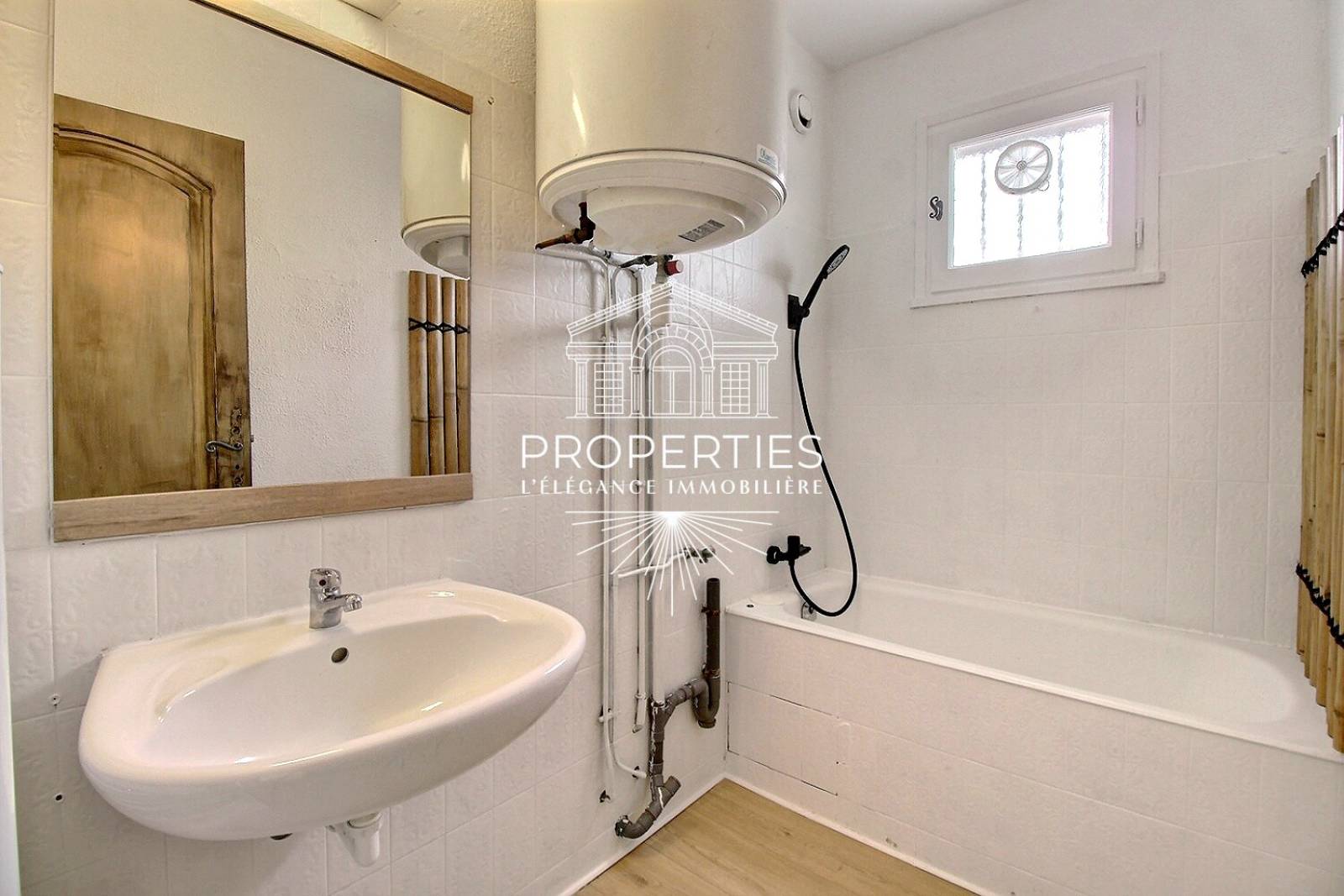 Bien immobilier proposé à La Londe-les-Maures, T2 rénové dans résidence calme et sécurisée