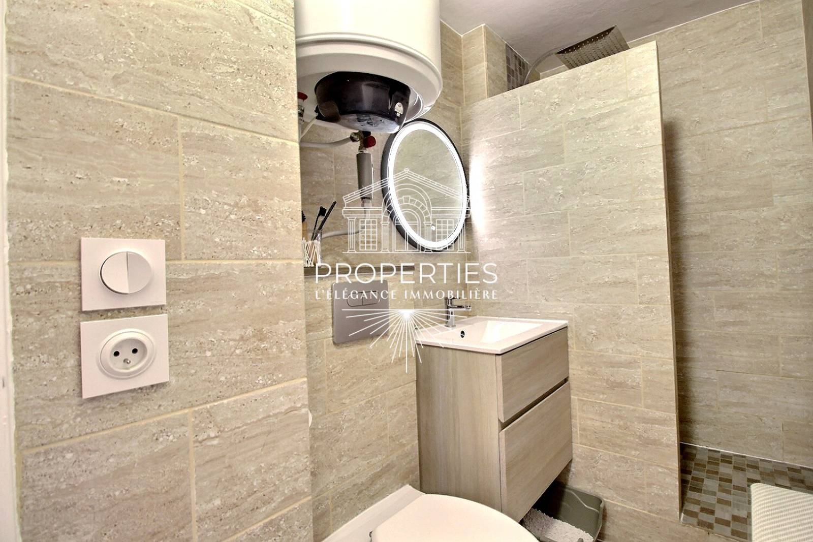 En vente studio rénové et climatisé avec balcon Sud-Est dans résidence sécurisée à Bormes-les-Mimosas