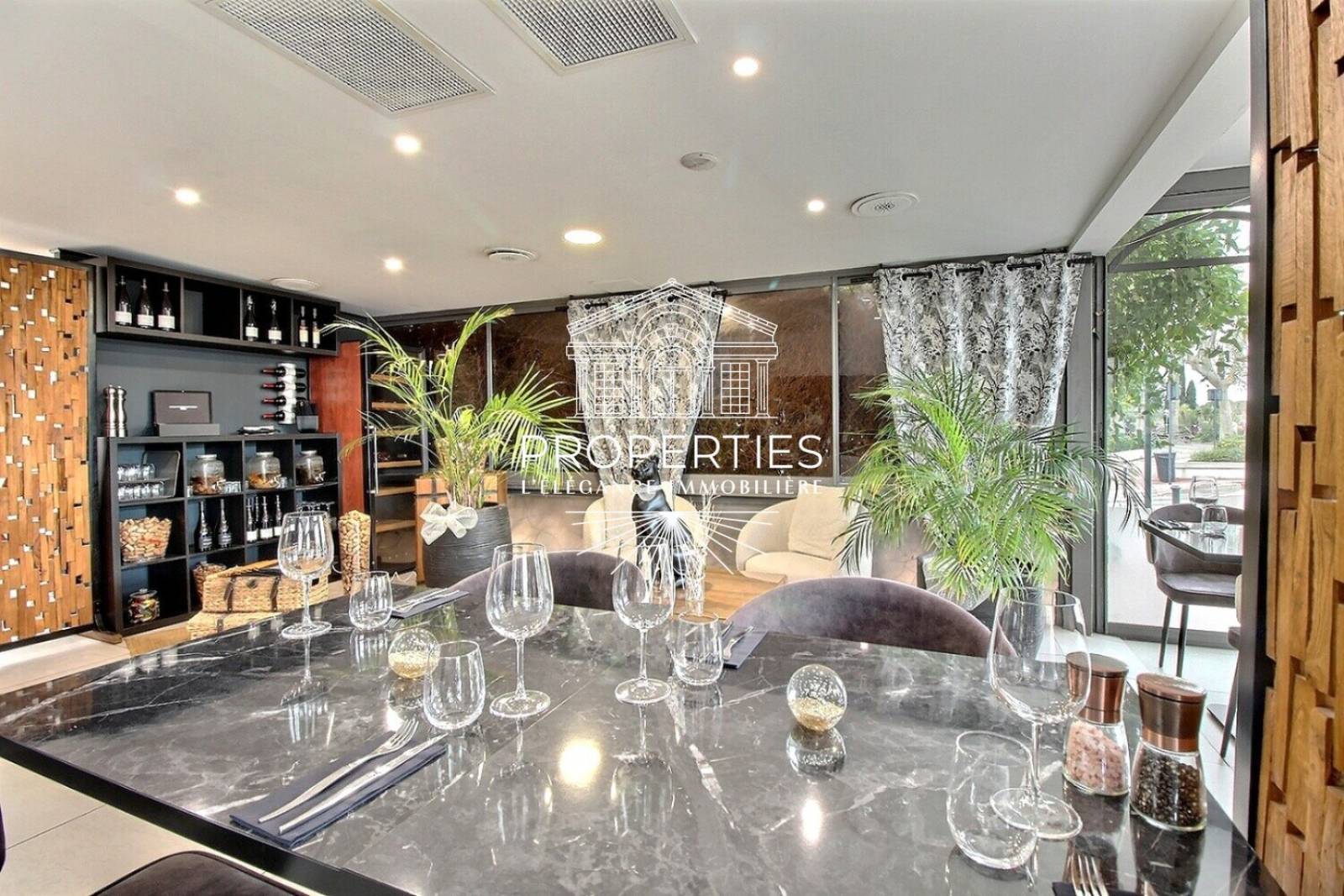 À VENDRE restaurant de 135 m² avec terrasse sur axe principal stratégique à La Londe-les-Maures