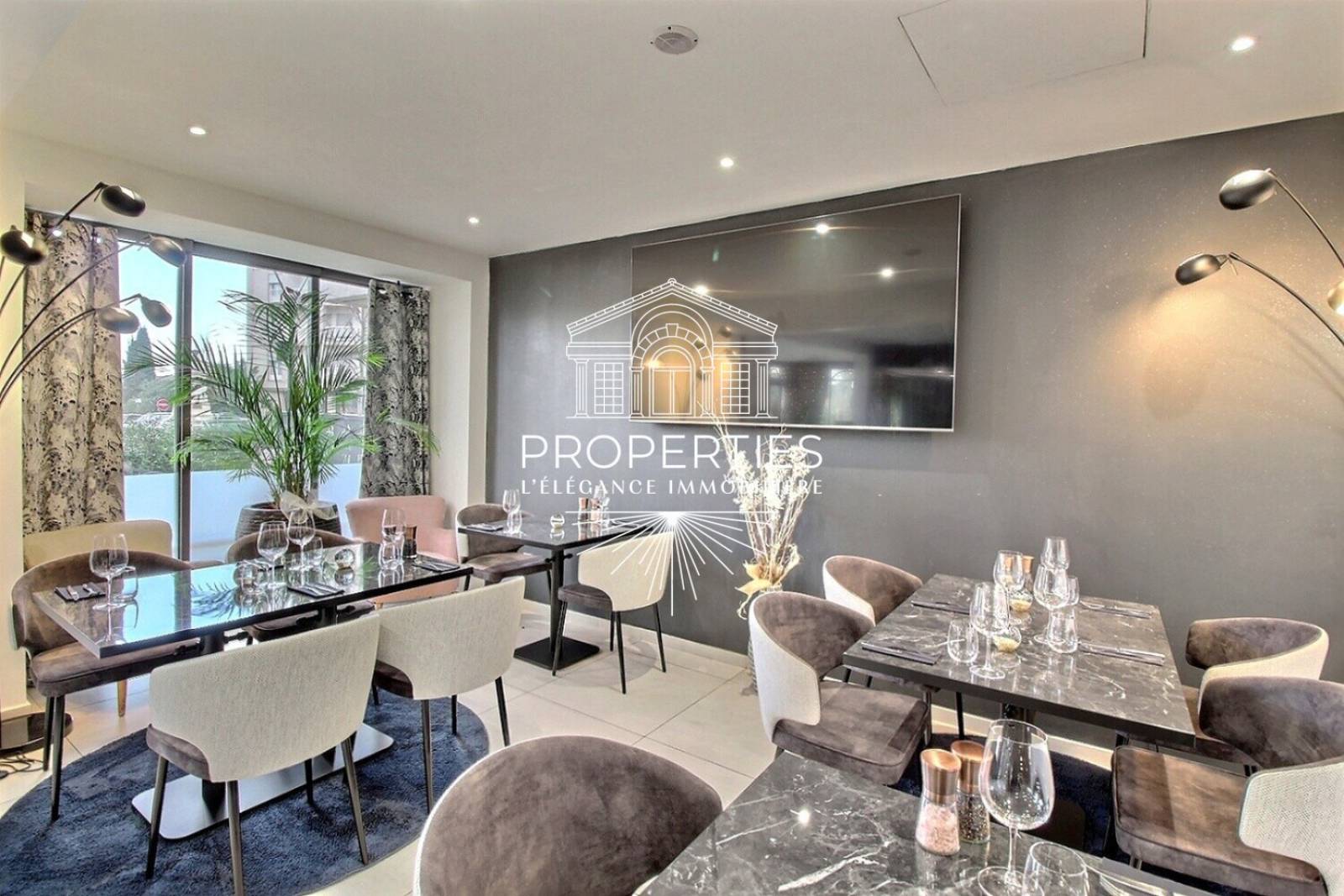 À VENDRE à La Londe-les-Maures, restaurant élégant avec Licence IV et activité soutenue toute l’année