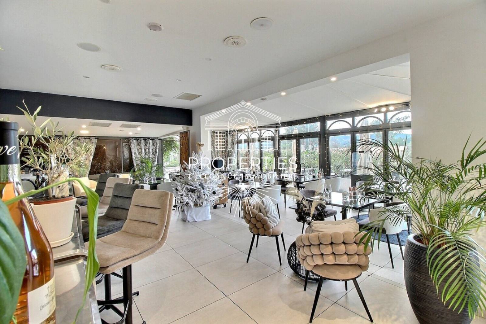 À VENDRE fonds de commerce restaurant moderne et conforme PMR dans centre-ville dynamique de La Londe-les-Maures