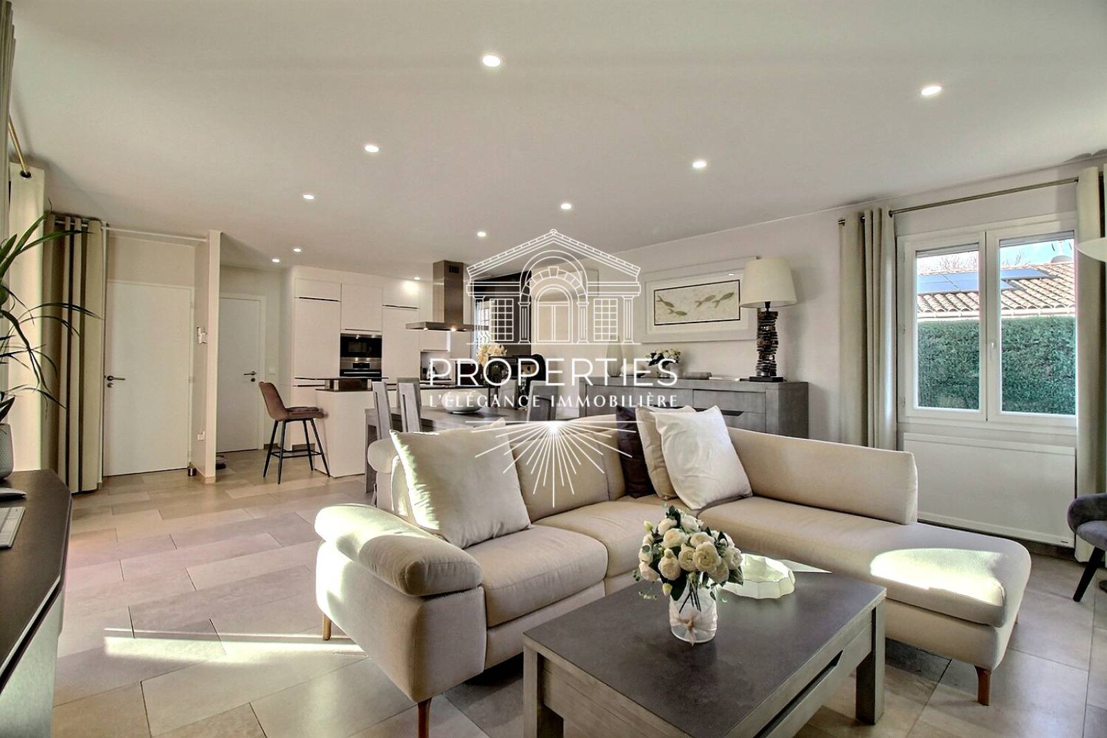 Bien immobilier proposé à Bormes-les-Mimosas, maison indépendante avec piscine et garage