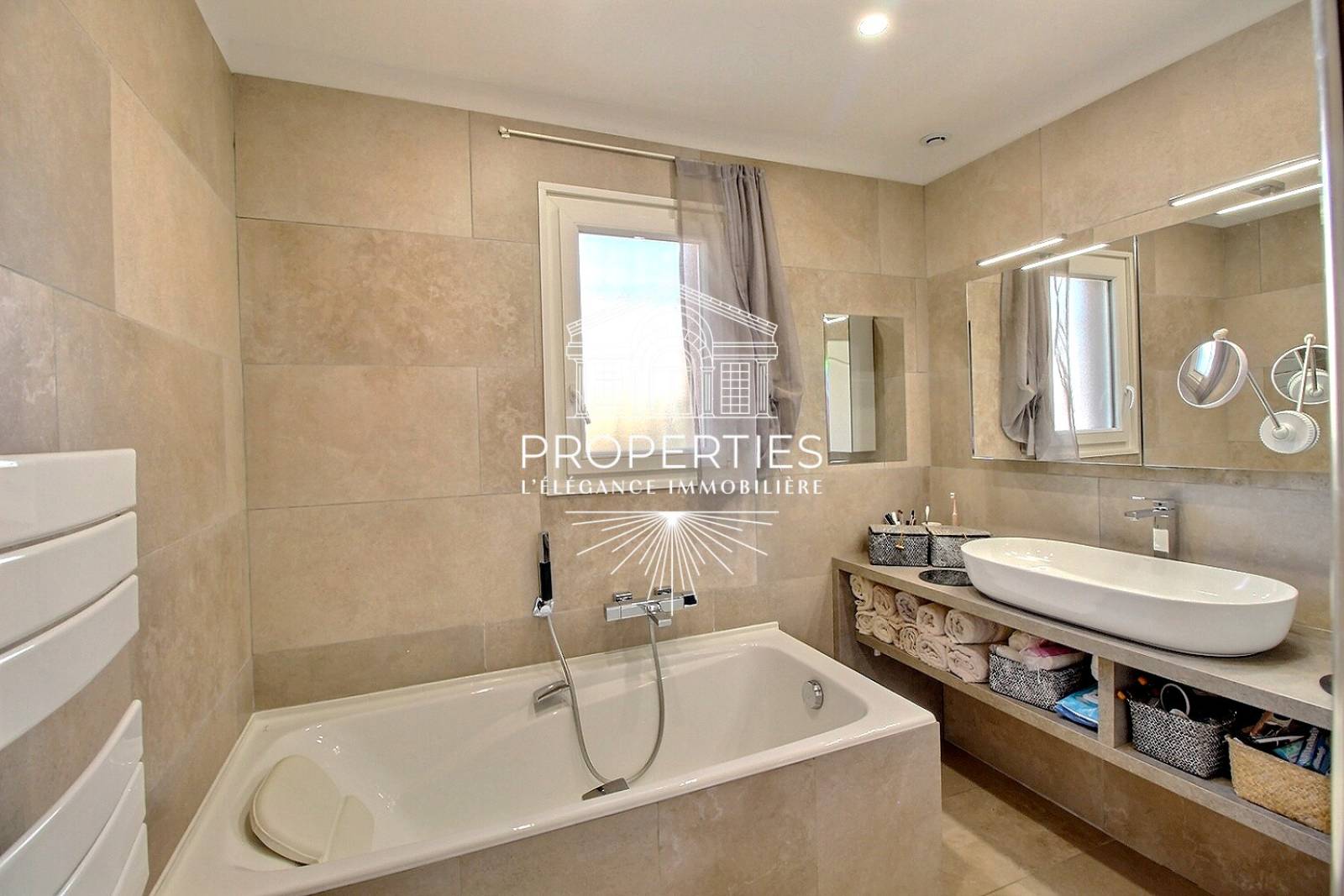 Offre exceptionnelle à Bormes-les-Mimosas, maison indépendante avec piscine dans quartier recherché