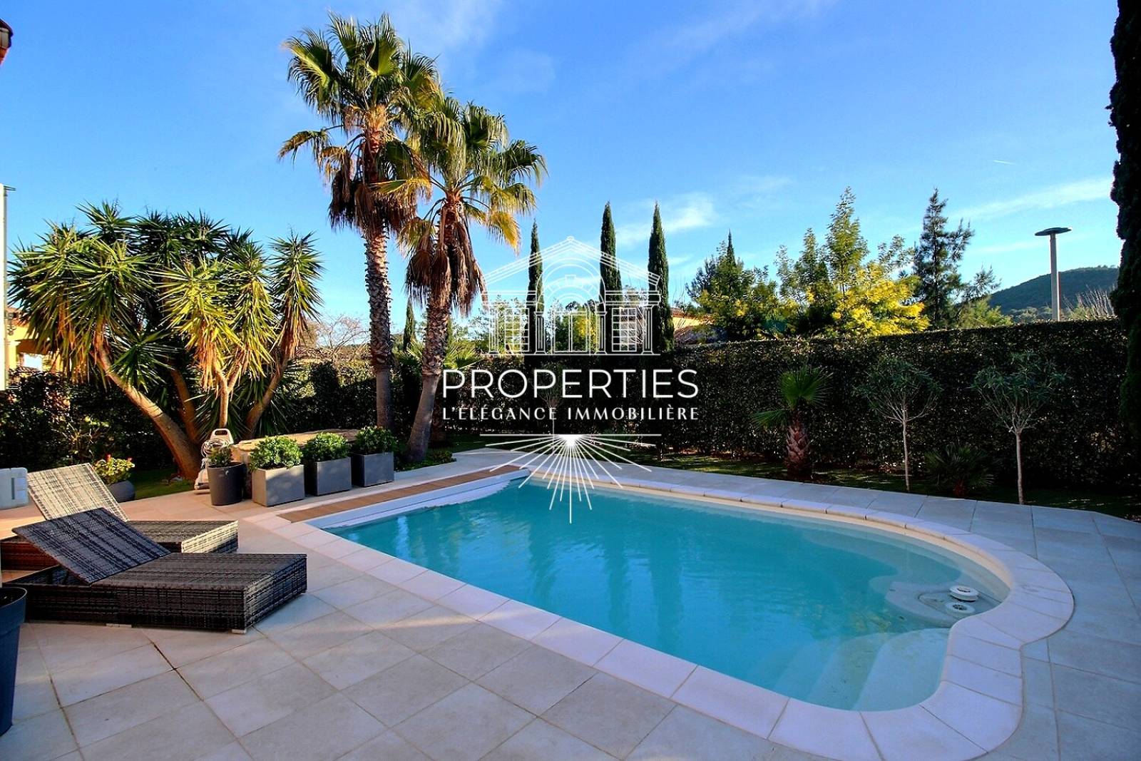 À céder à Bormes-les-Mimosas, maison de plain-pied avec piscine sur terrain plat arboré