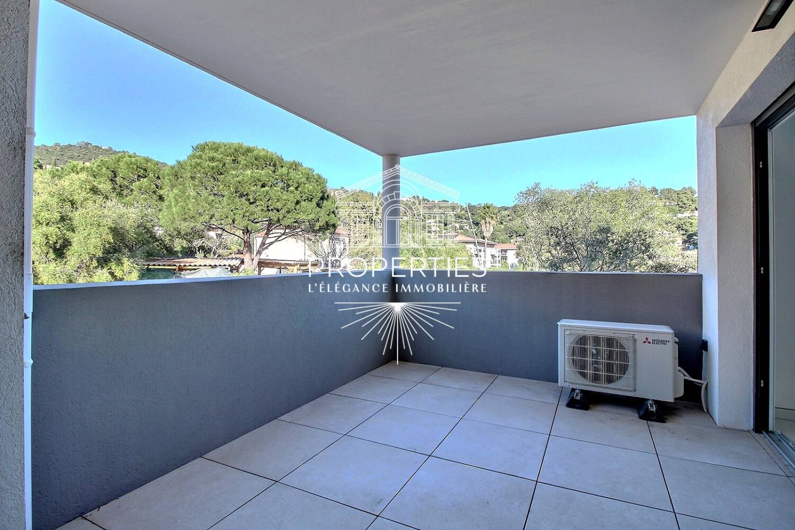 PROPOSÉ À LA VENTE à Bormes-les-Mimosas, appartement neuf aux prestations actuelles et emplacement privilégié