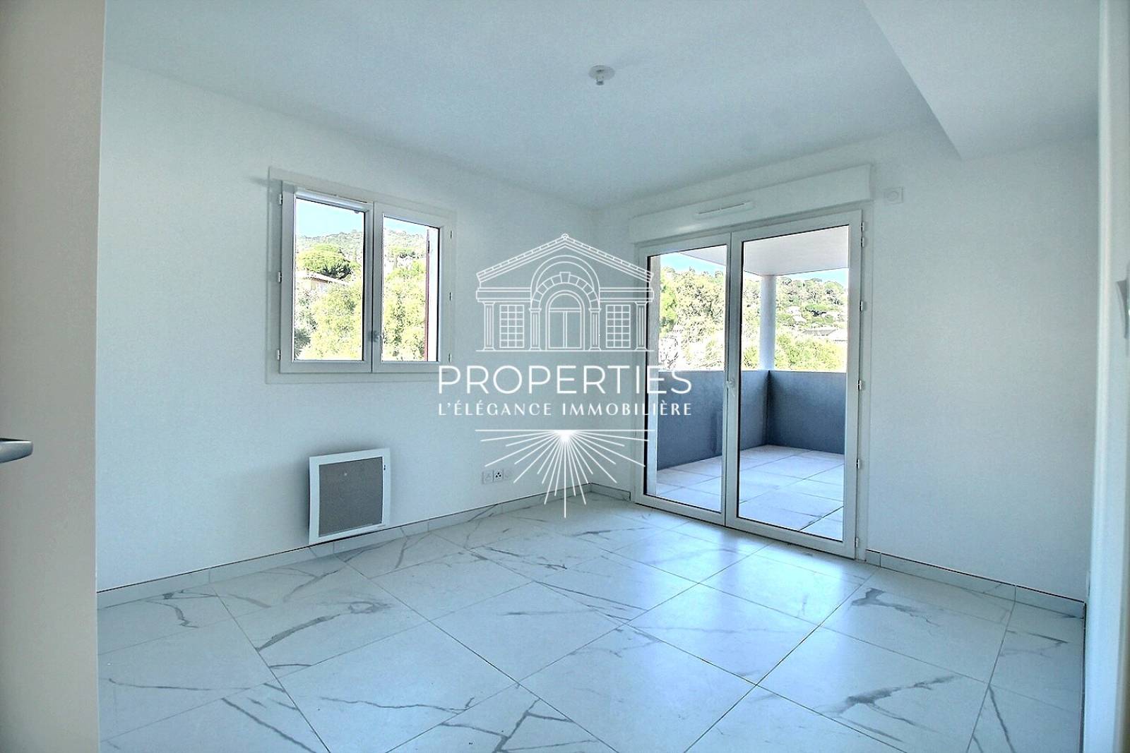 BIEN IMMOBILIER À VENDRE à Bormes-les-Mimosas, appartement récent en étage avec ascenseur